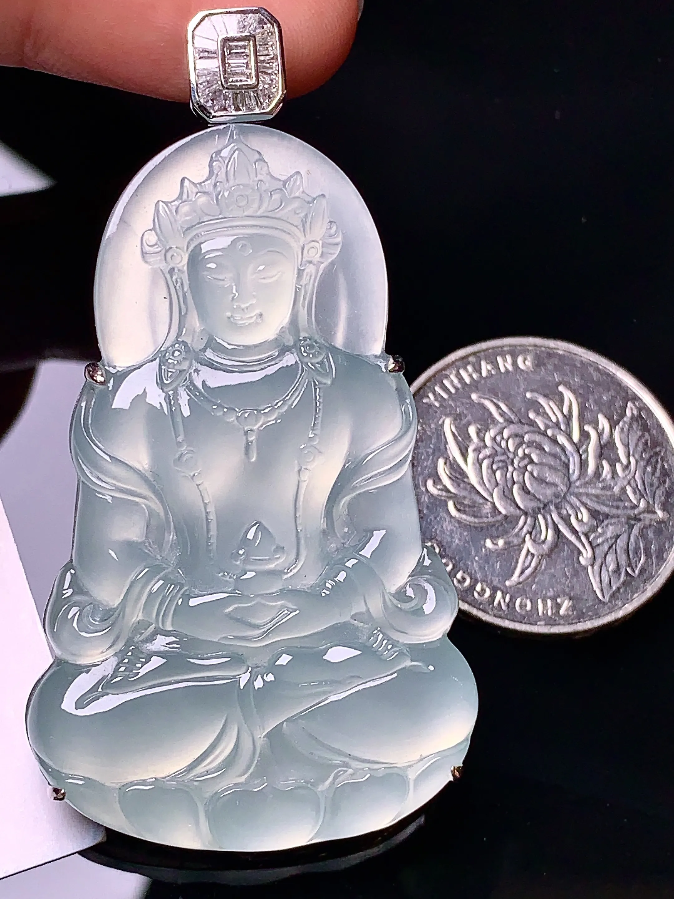 18k金钻镶嵌冰种度母吊坠 玉质细腻 色泽清新艳丽 整体尺寸57.6*31.3*10.3