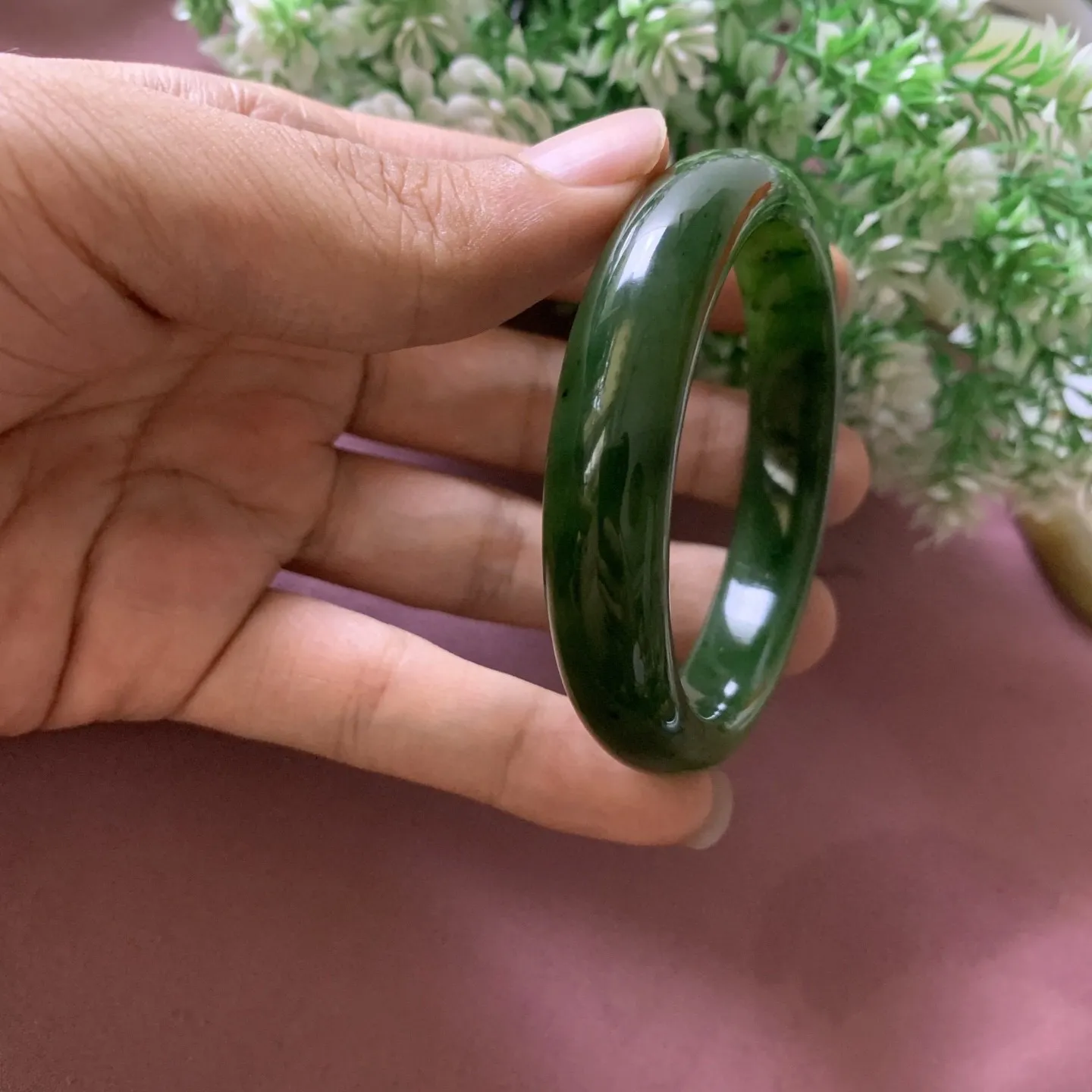 和田玉碧玉53.6圈口菠菜绿手镯，玉质细腻油润。 手推出油。 品相大气。佩戴高端典雅，低调含蓄