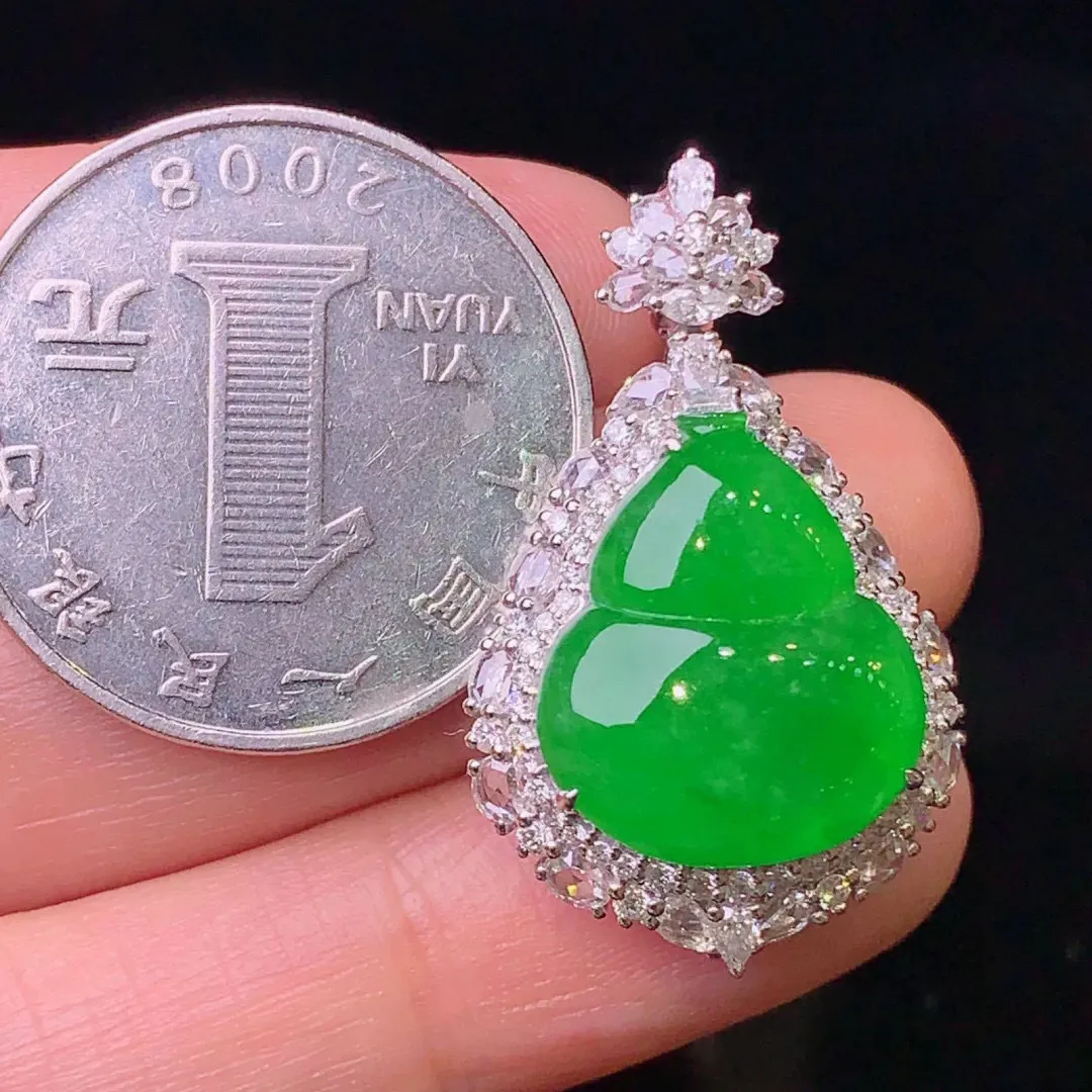 18k金钻镶嵌满绿葫芦吊坠 玉质细腻 色泽艳丽 厚身饱满 整体尺寸30.7*19*12.2
