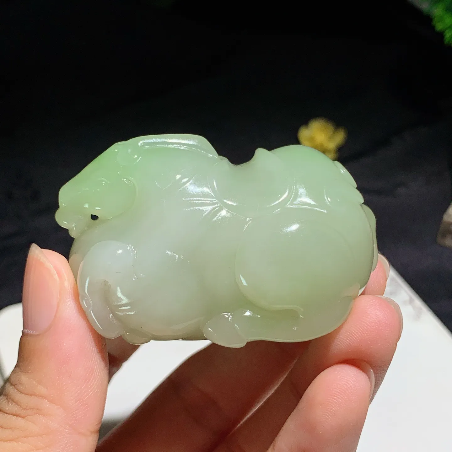 和田玉青海翠翠青马到成功唐马把件。尺寸57/37/38重113克。玉质细腻油润。手推出油。品相大气。 lt250813
