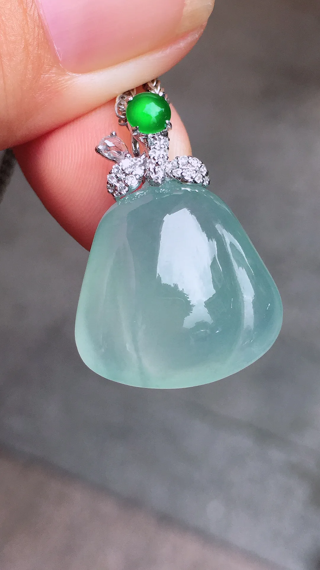 冰种福瓜吊坠，玉质细腻，荧光感超
强，饱满圆润，气质满满。18k
金豪华镶嵌