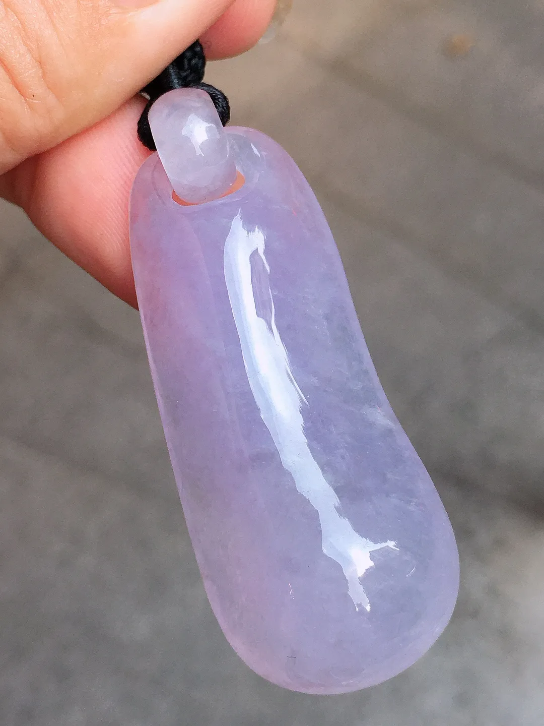 紫罗兰福瓜吊坠，色泽均匀艳丽，玉质细腻，荧光感超
强，饱满圆润，气质满满。