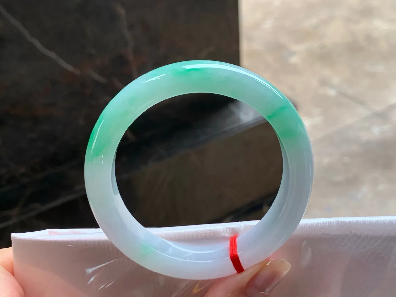 糯种阳绿手镯
水润清爽 55.3/12.2/9