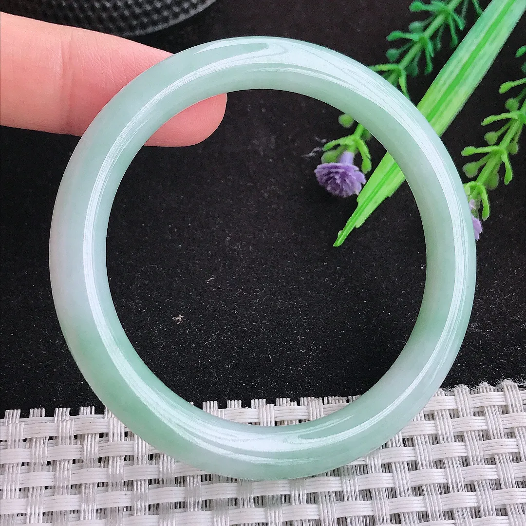 自然光56.5/7.9/8.2老坑秀气冰润浅绿色圆条手镯天然翡翠玉镯女款百搭