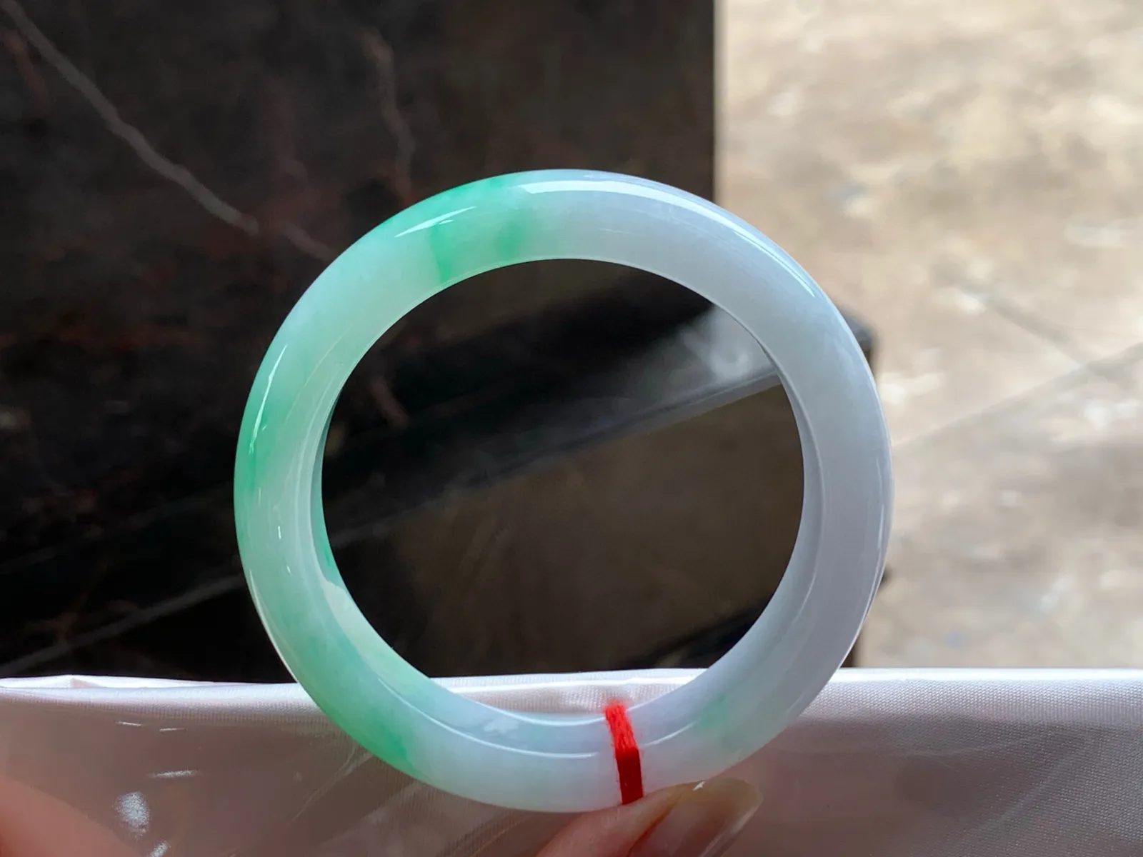 糯种阳绿手镯
水润清爽 55.3/12.2/9