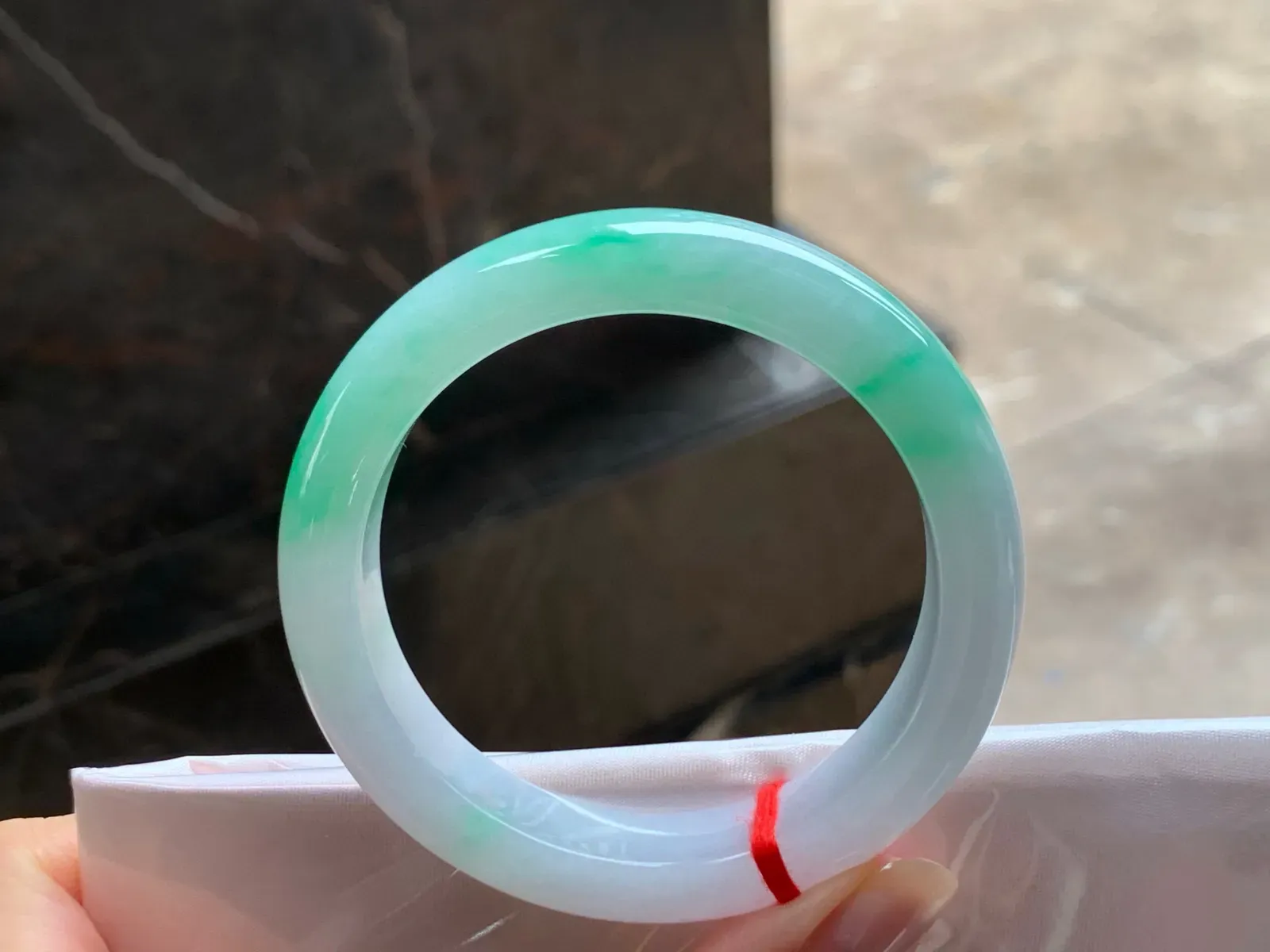 糯种阳绿手镯
水润清爽 55.3/12.2/9