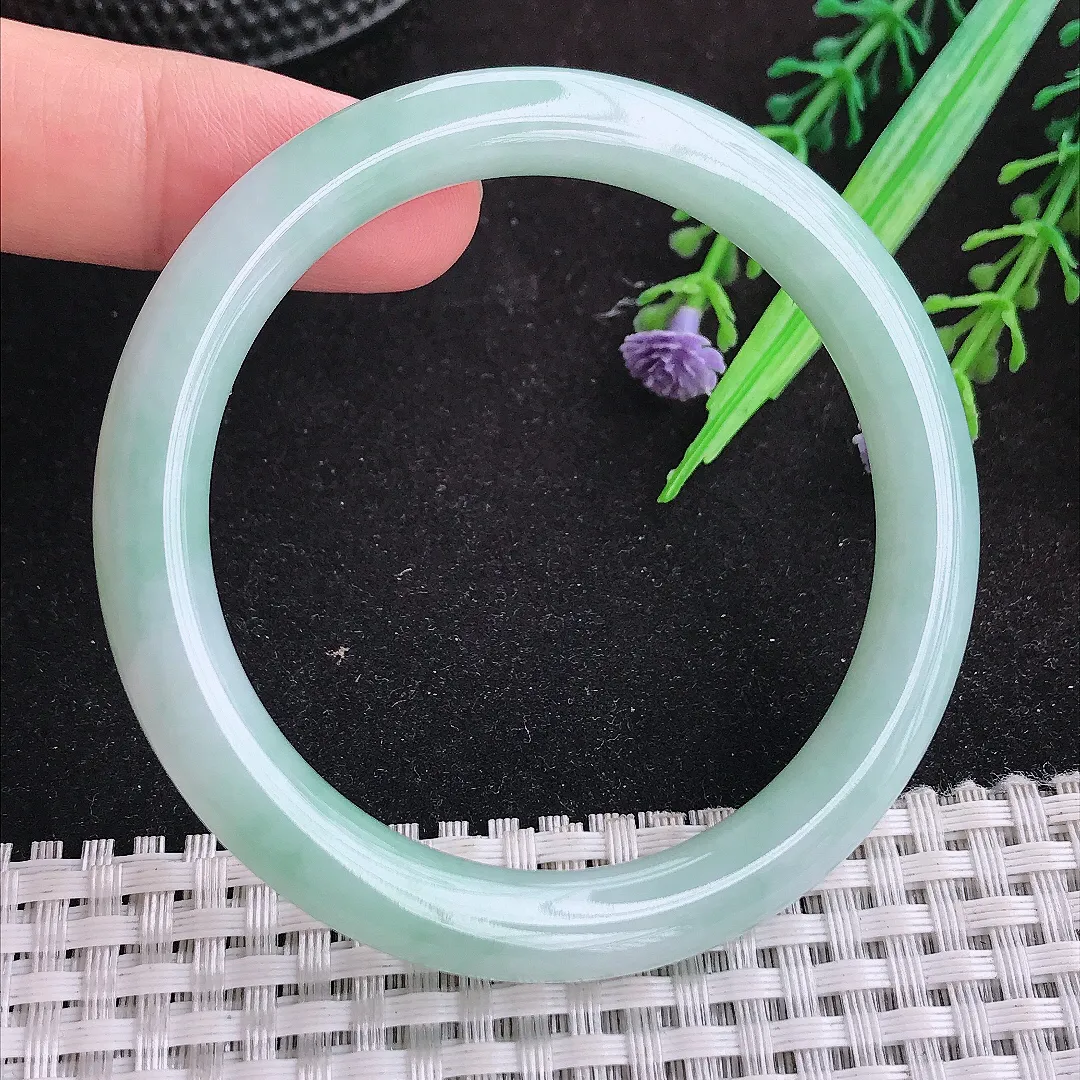 自然光56.5/7.9/8.2老坑秀气冰润浅绿色圆条手镯天然翡翠玉镯女款百搭
