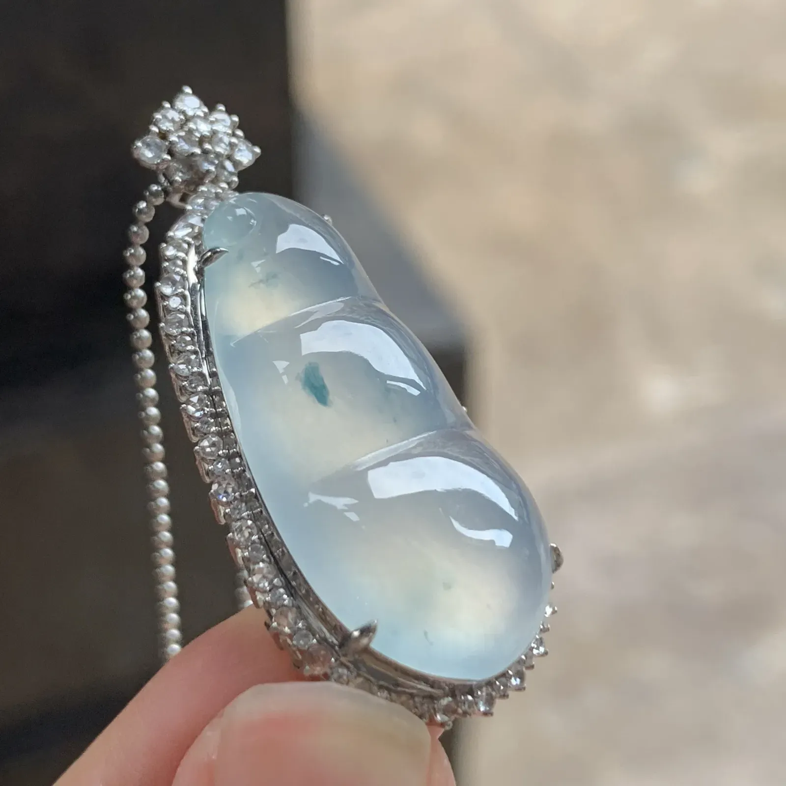 18k金镶钻·冰种飘花福豆

～ 大气