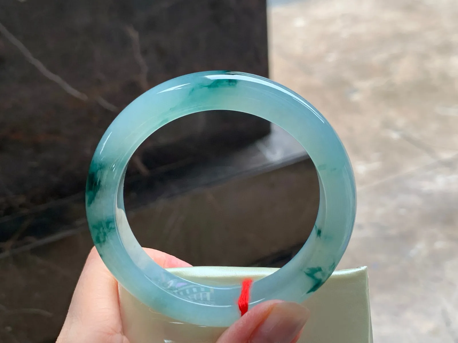 糯冰飘花手镯
种好水润 54.5/12.4/9.1