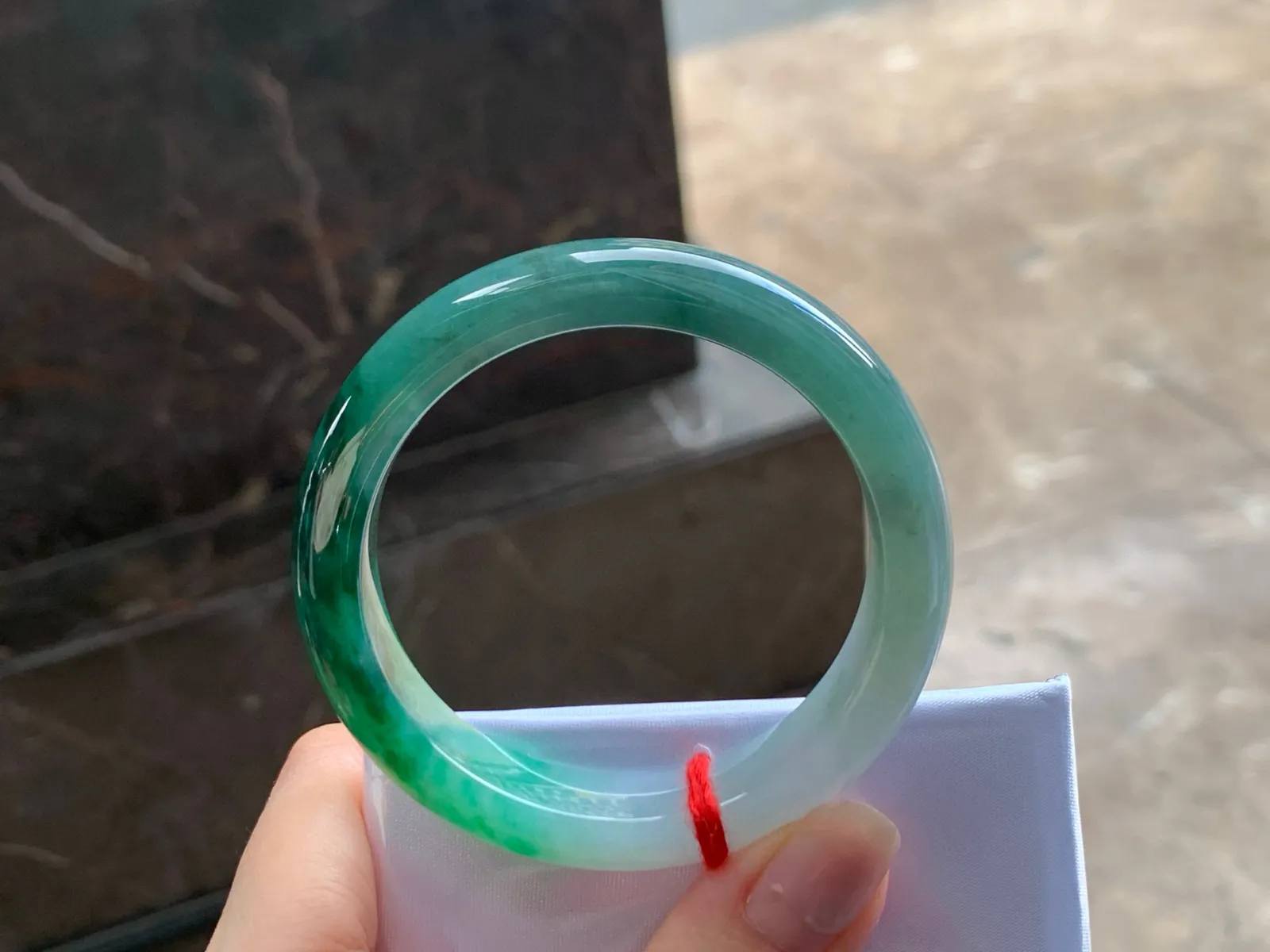 带色手镯
颜色漂亮 50.5/11.7/8mm