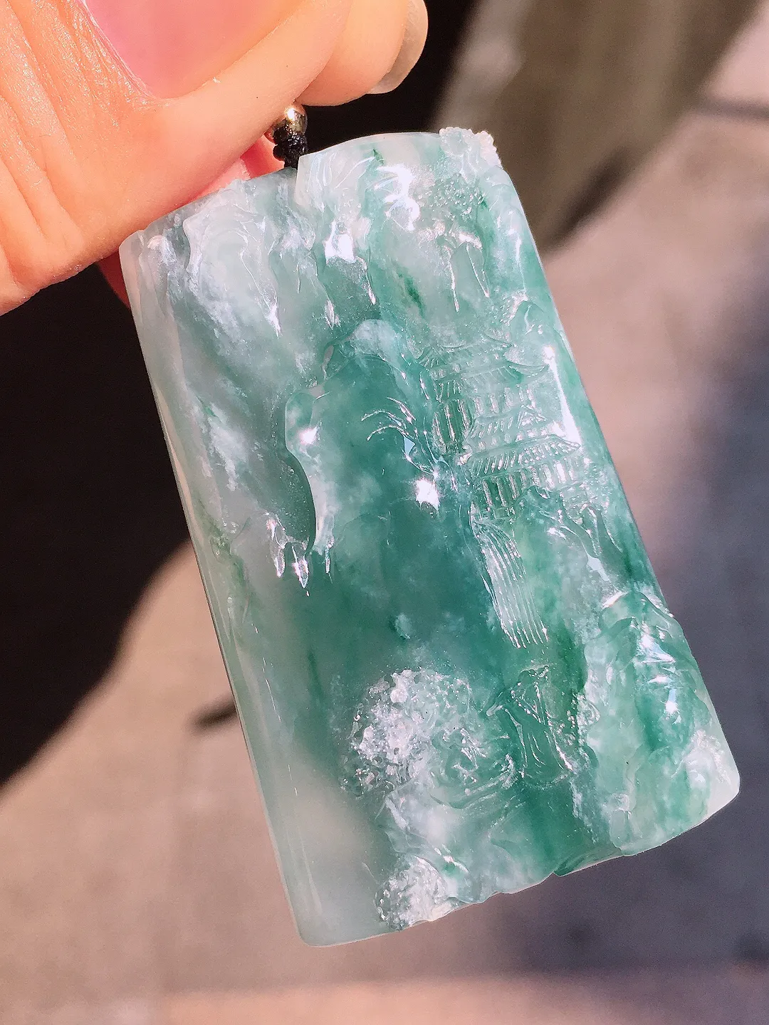 蓝水山水牌吊坠，色泽艳丽，玉质细腻，荧光感超
强，饱满圆润，气质满满