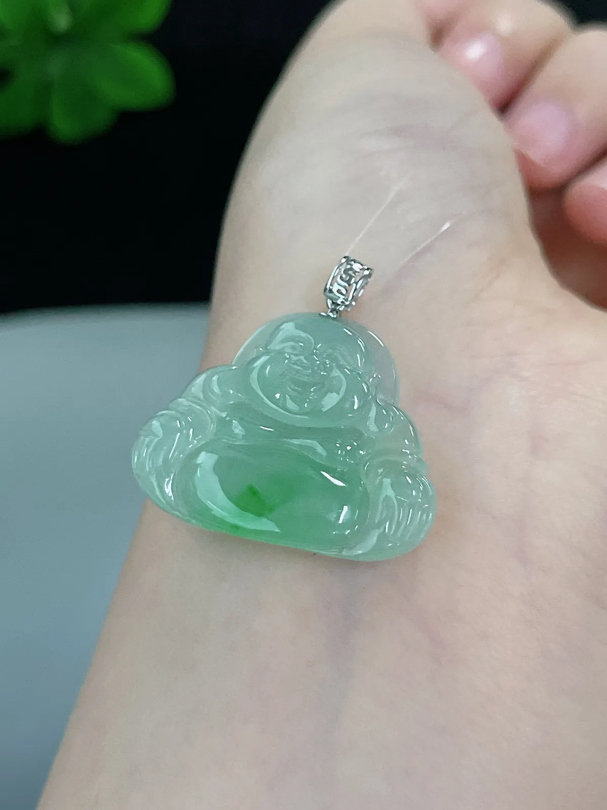 18k金翡翠冰糯种淡绿色吊坠