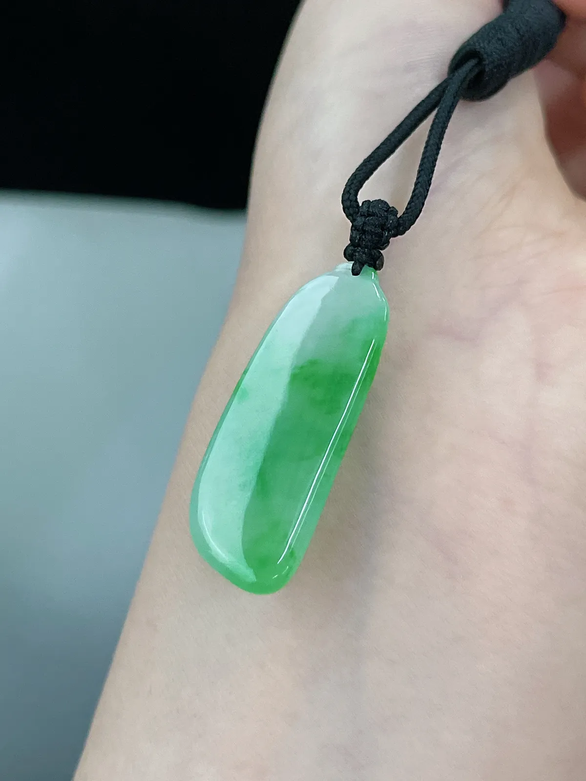 翡翠冰糯种飘绿福瓜