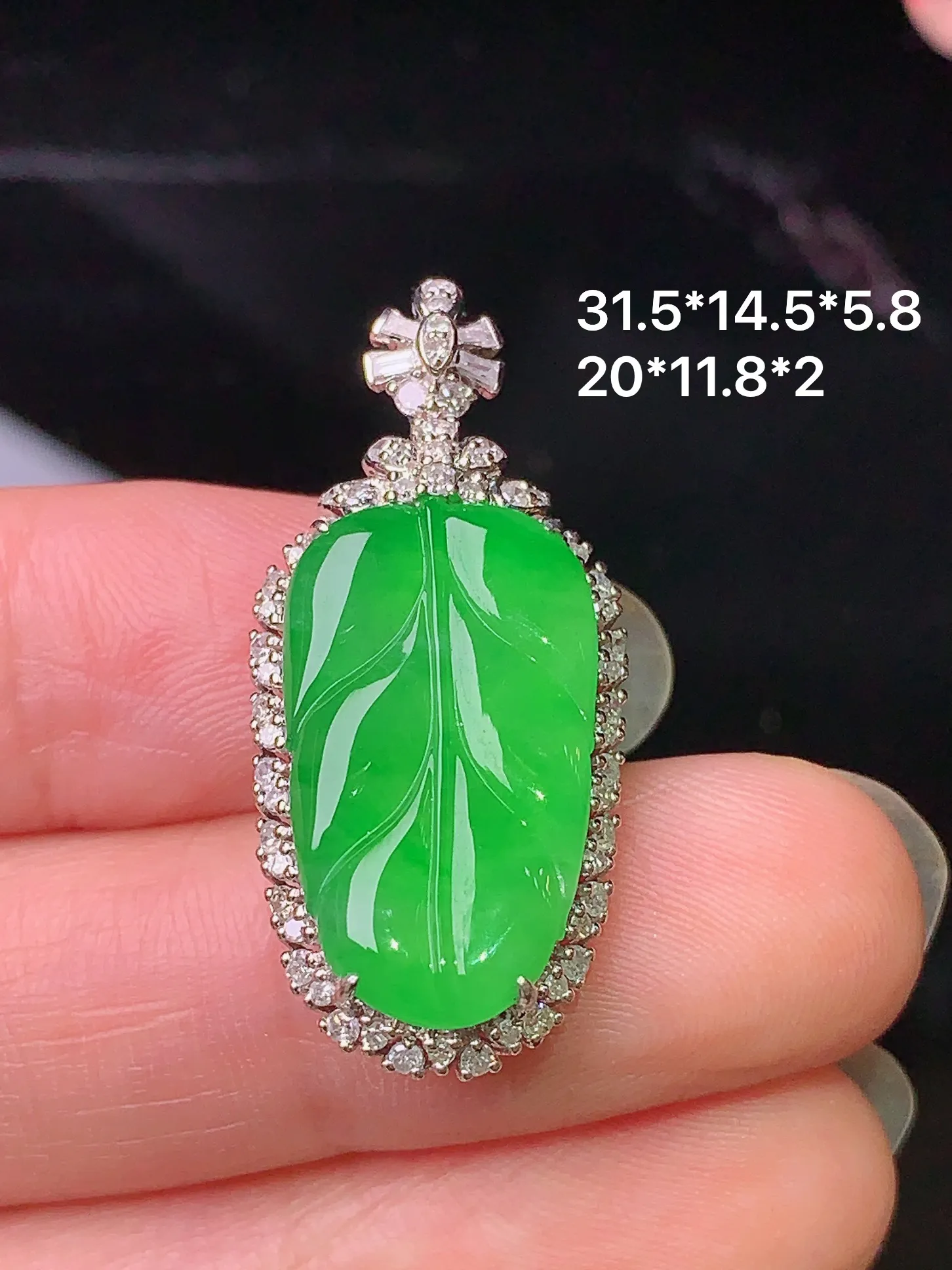 18k金钻镶嵌翠绿树叶吊坠 玉质细腻 色泽清新艳丽 整体尺寸31.5*14.5*5.8