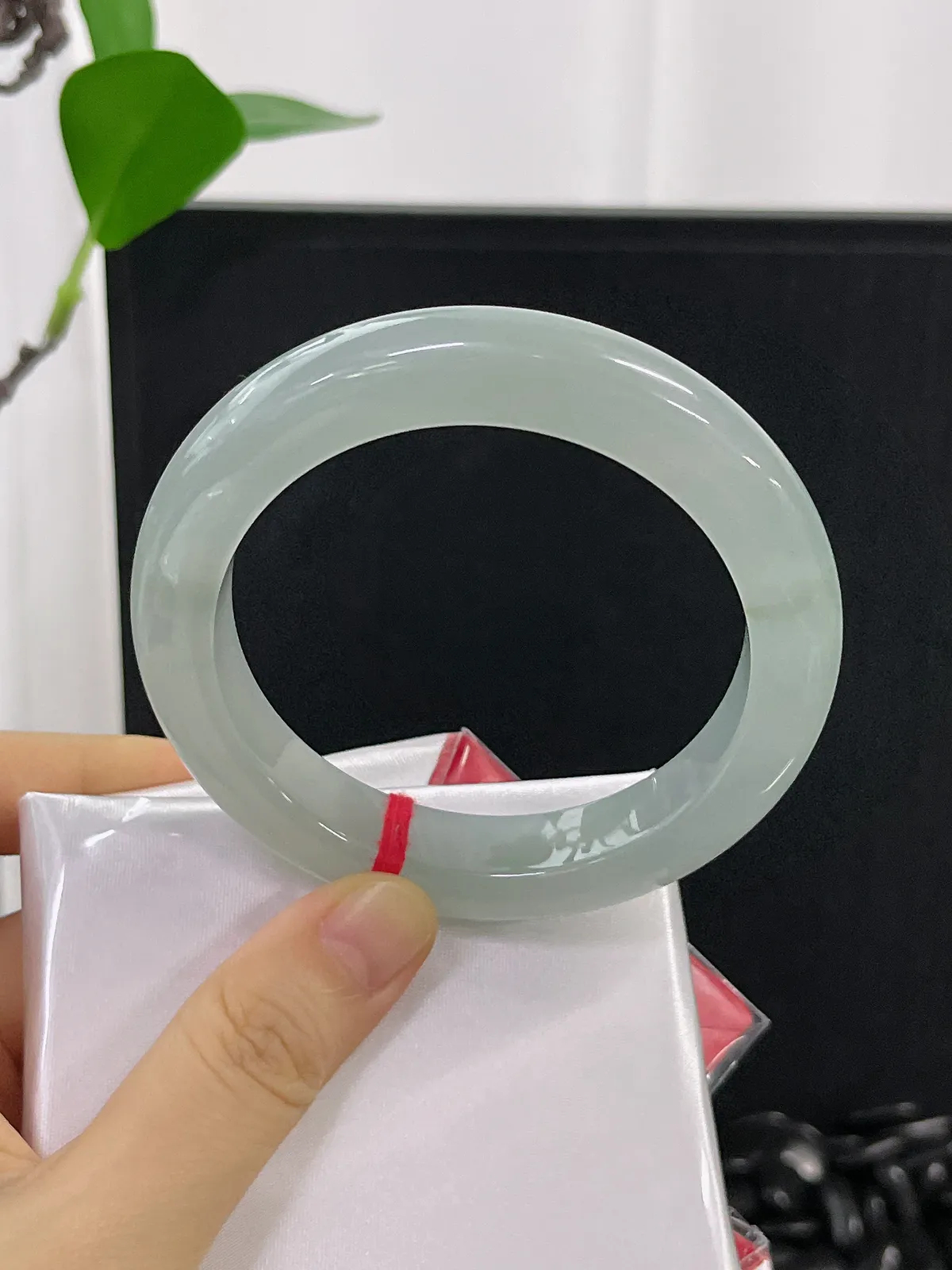 正圈56.3圈口，翡翠冰糯种淡绿色手镯