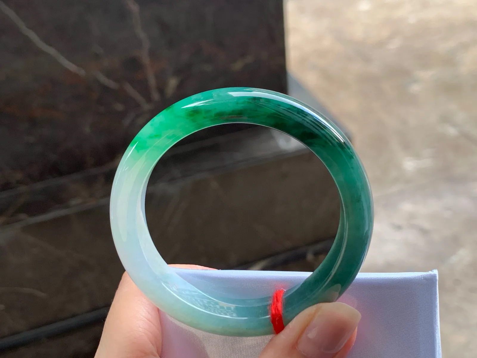 带色手镯
颜色漂亮 50.5/11.7/8mm