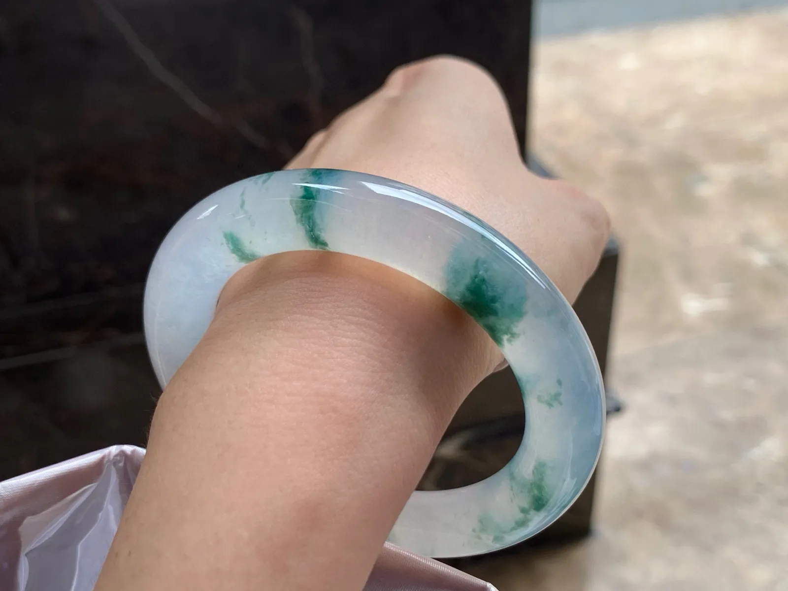 冰种飘花福镯
56.3/11.6/11.9mm