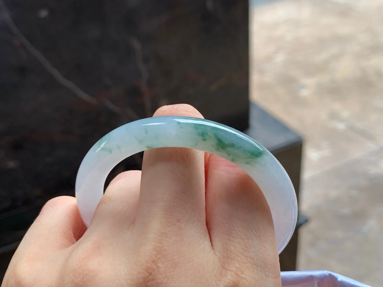 糯种飘花圆条手镯
水润清爽 49.8/7.8/8.4