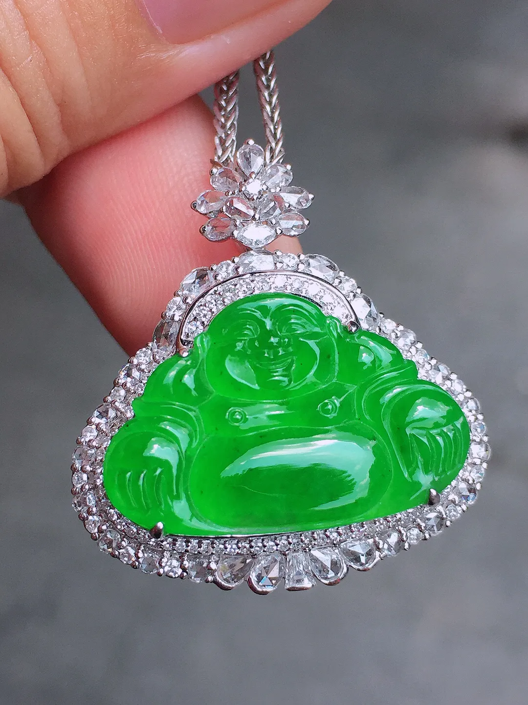阳绿佛公吊坠，色泽均匀艳丽，玉质细腻，荧光感超
强，饱满圆润，气质满满。18k
金豪华镶嵌