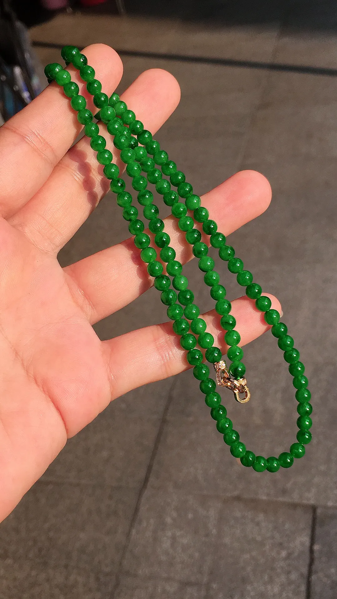阳绿珠子项链，色泽均匀艳丽，玉质细腻，荧光感超
强，饱满圆润，气质满满。18k
金豪华镶嵌