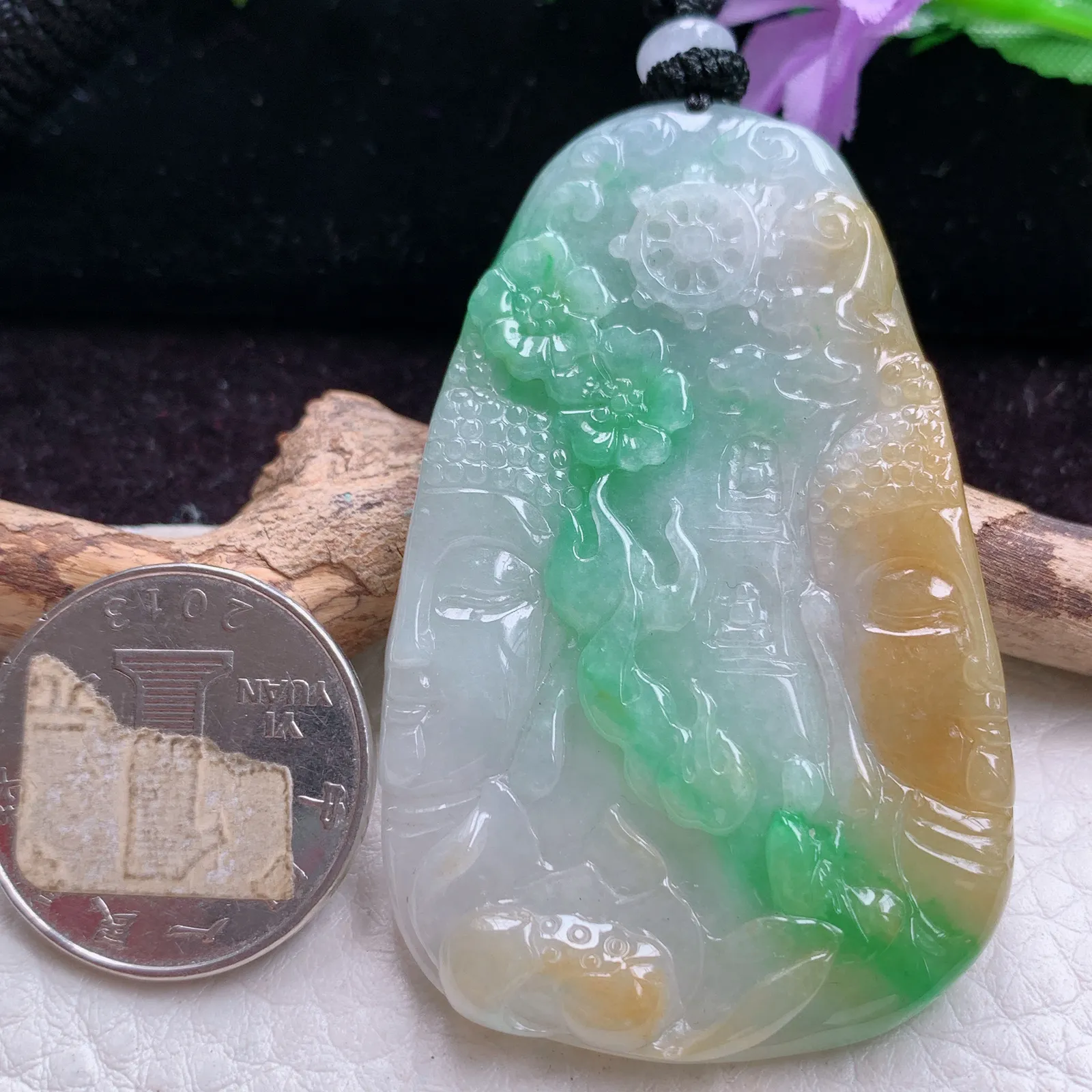 mut实拍59.8*37.5*6缅甸翡翠精雕特色三彩花开见佛玉吊坠 玉挂件