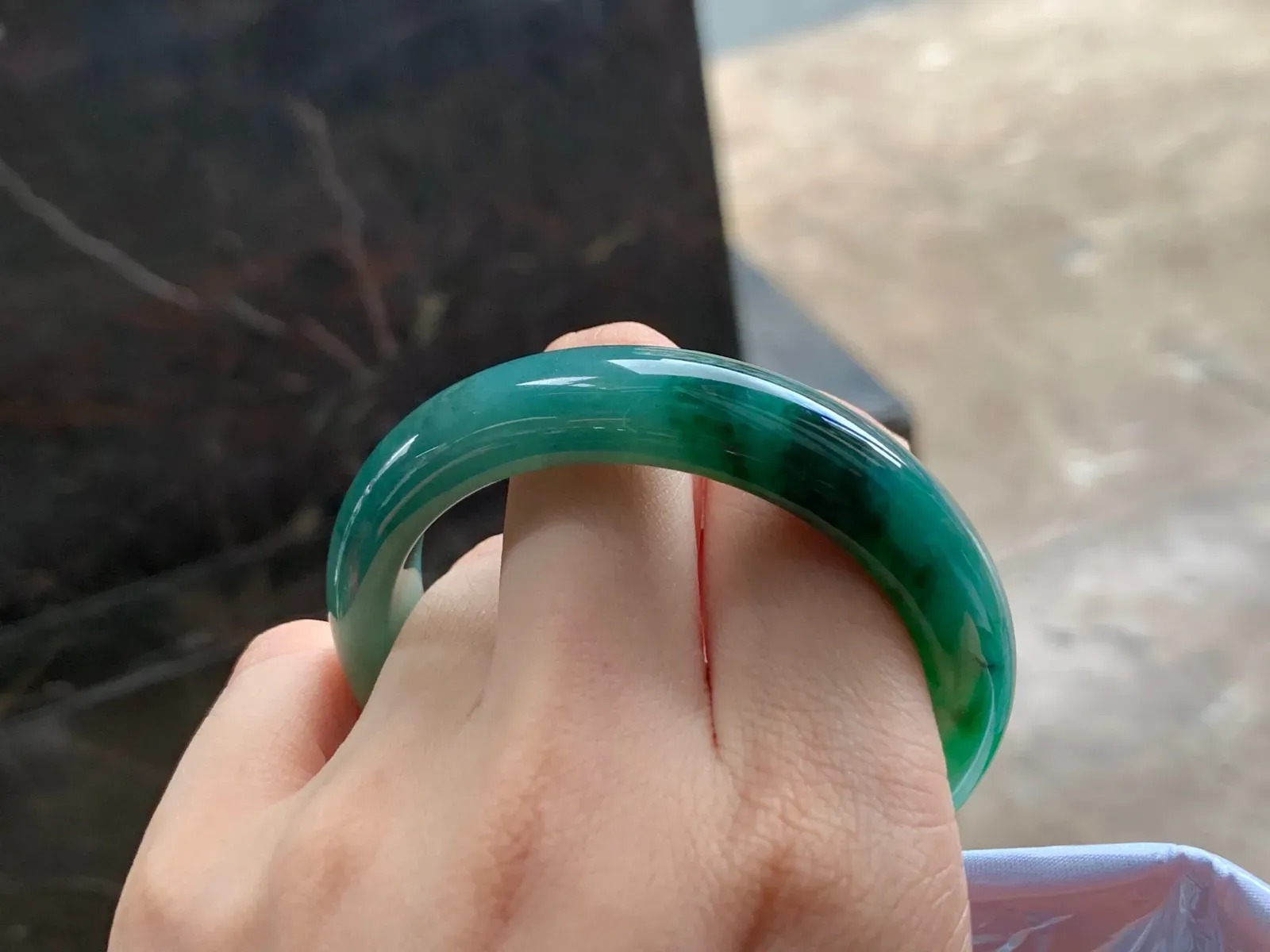 带色手镯
颜色漂亮 50.5/11.7/8mm