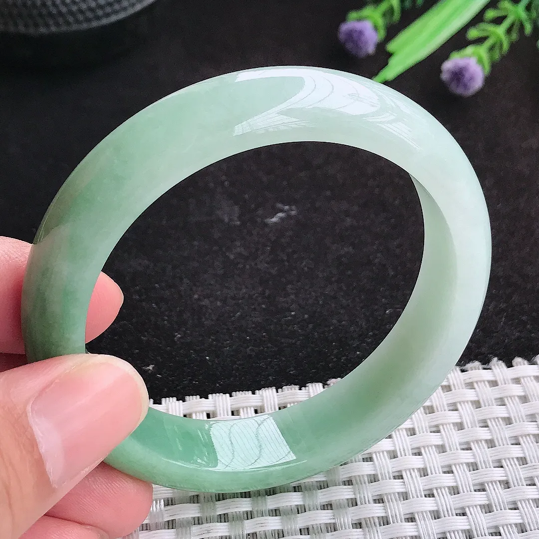 自然光55/13.3/8老坑精美温润浅绿色手镯天然翡翠玉镯女款百搭