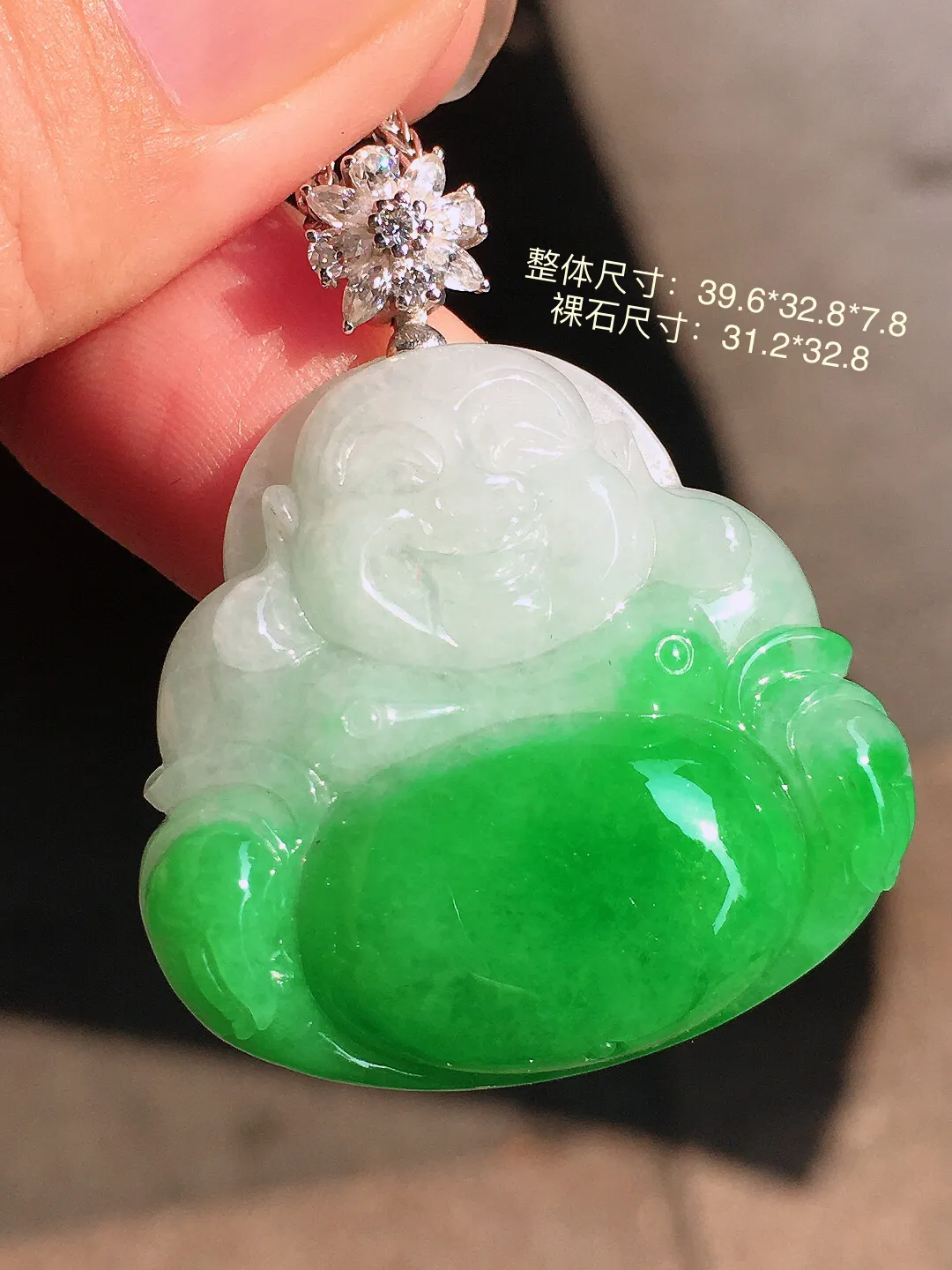 飘绿佛公吊坠，色泽艳丽，玉质细腻，荧光感超
强，饱满圆润，气质满满。18k
金豪华镶嵌