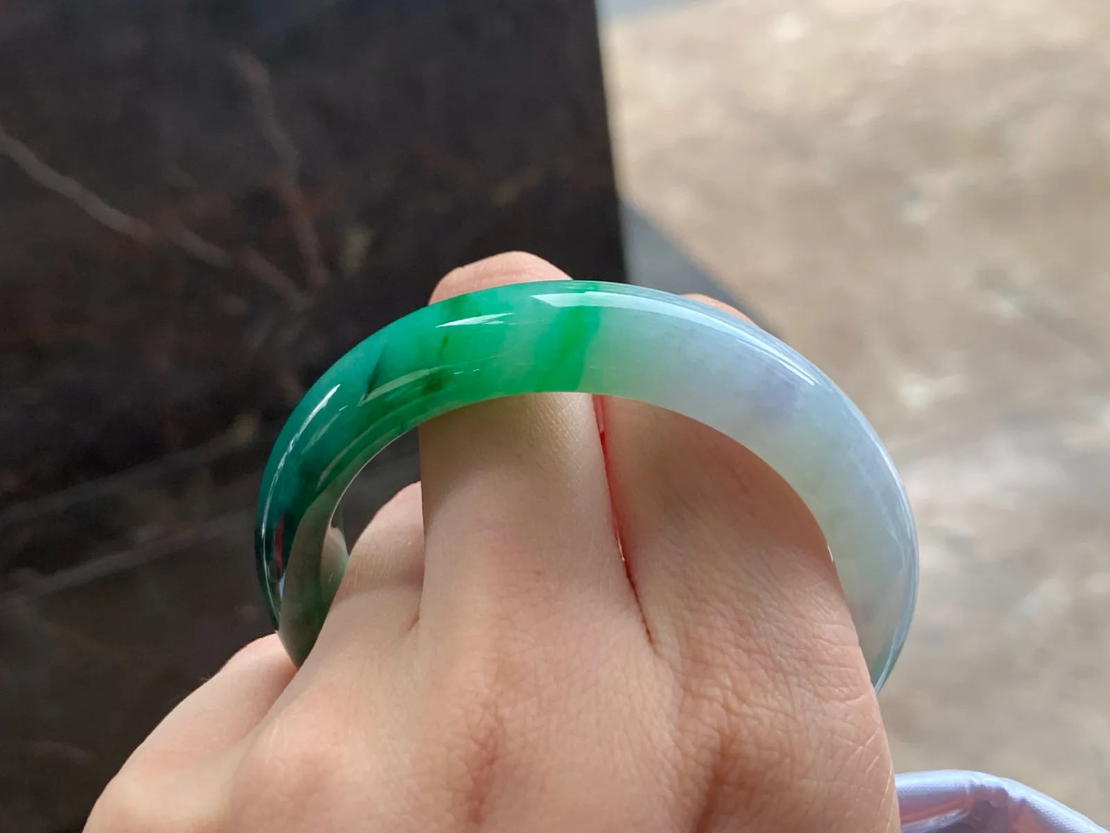 带色手镯
颜色漂亮 50.5/11.7/8mm