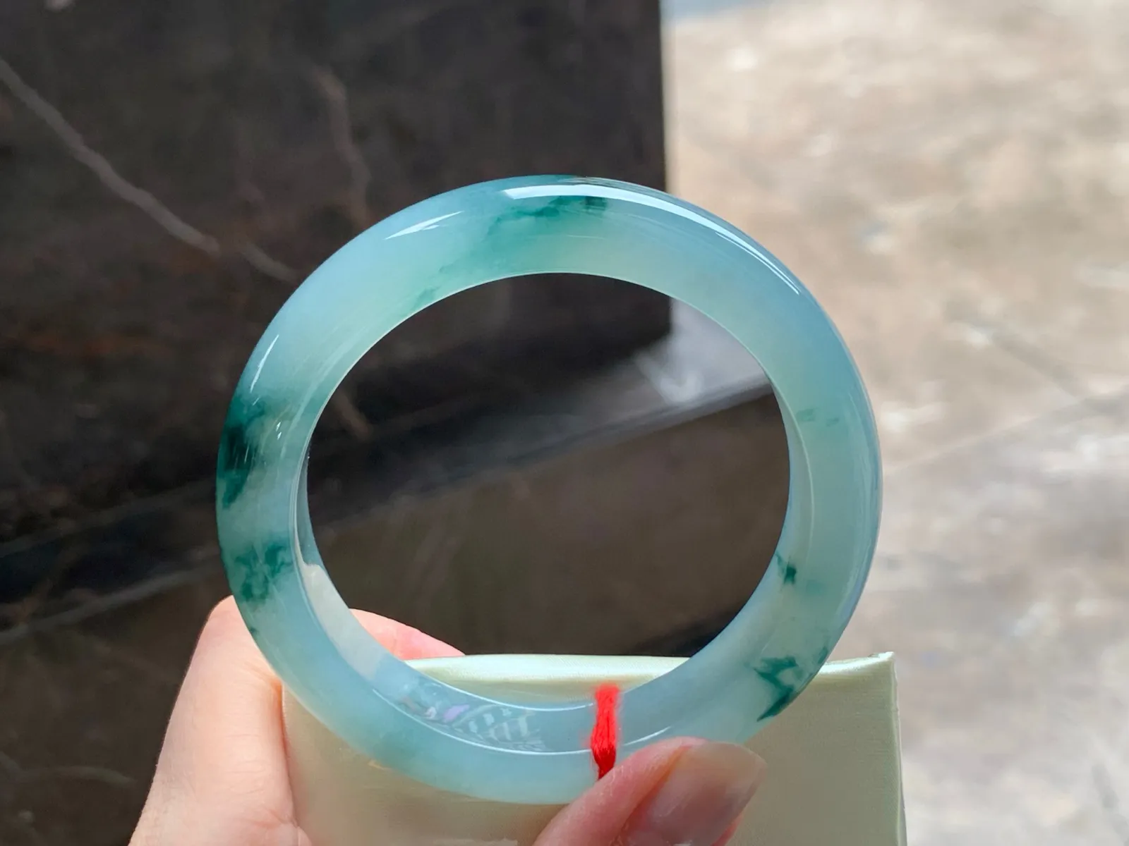 糯冰飘花手镯
种好水润 54.5/12.4/9.1