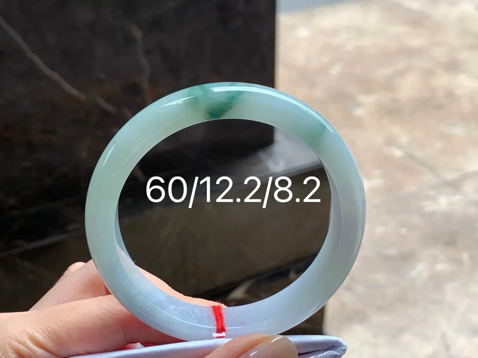 糯种飘花手镯
玉质细腻 60/12.2/8.2