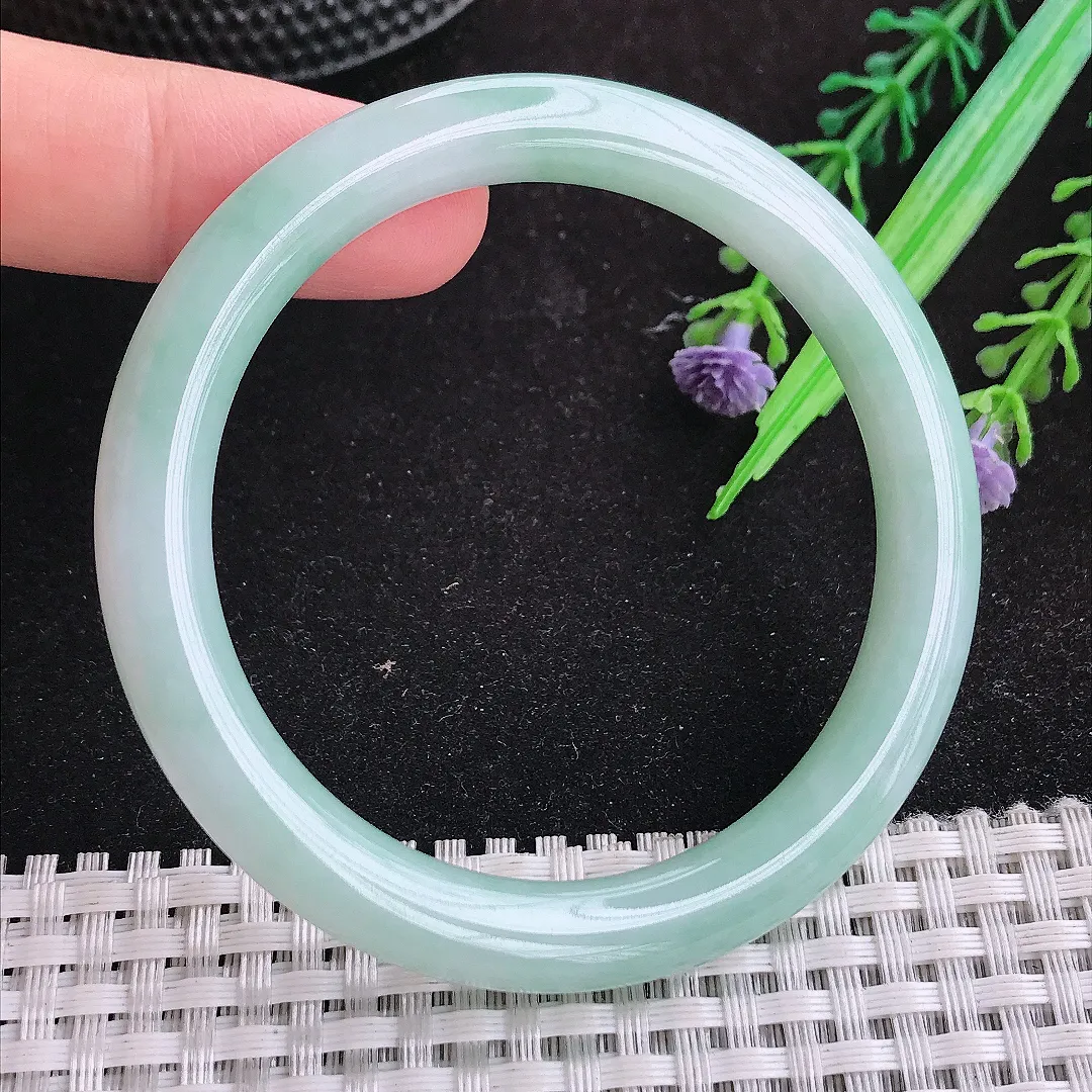 自然光56.5/7.9/8.2老坑秀气冰润浅绿色圆条手镯天然翡翠玉镯女款百搭