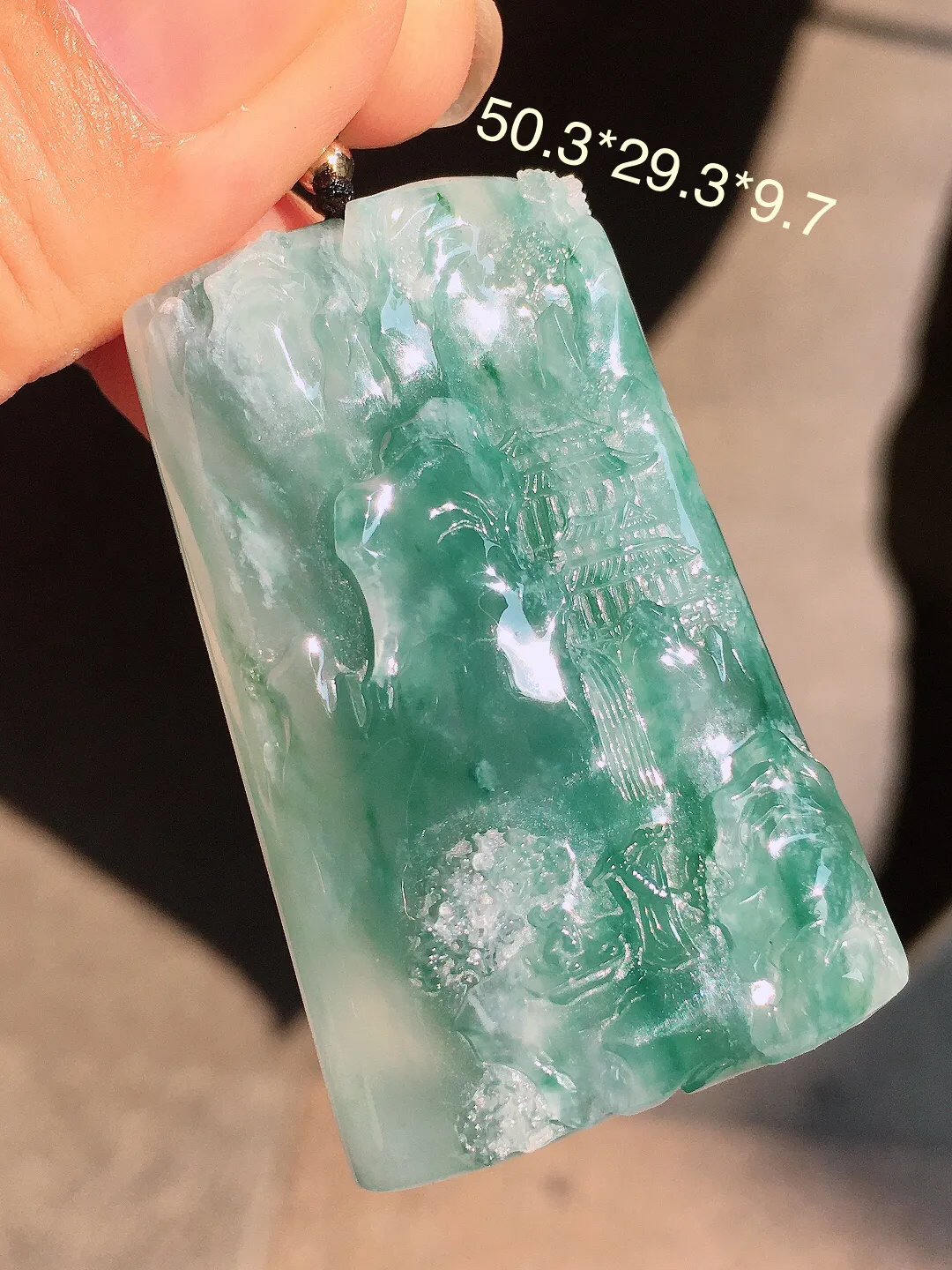 蓝水山水牌吊坠，色泽艳丽，玉质细腻，荧光感超
强，饱满圆润，气质满满