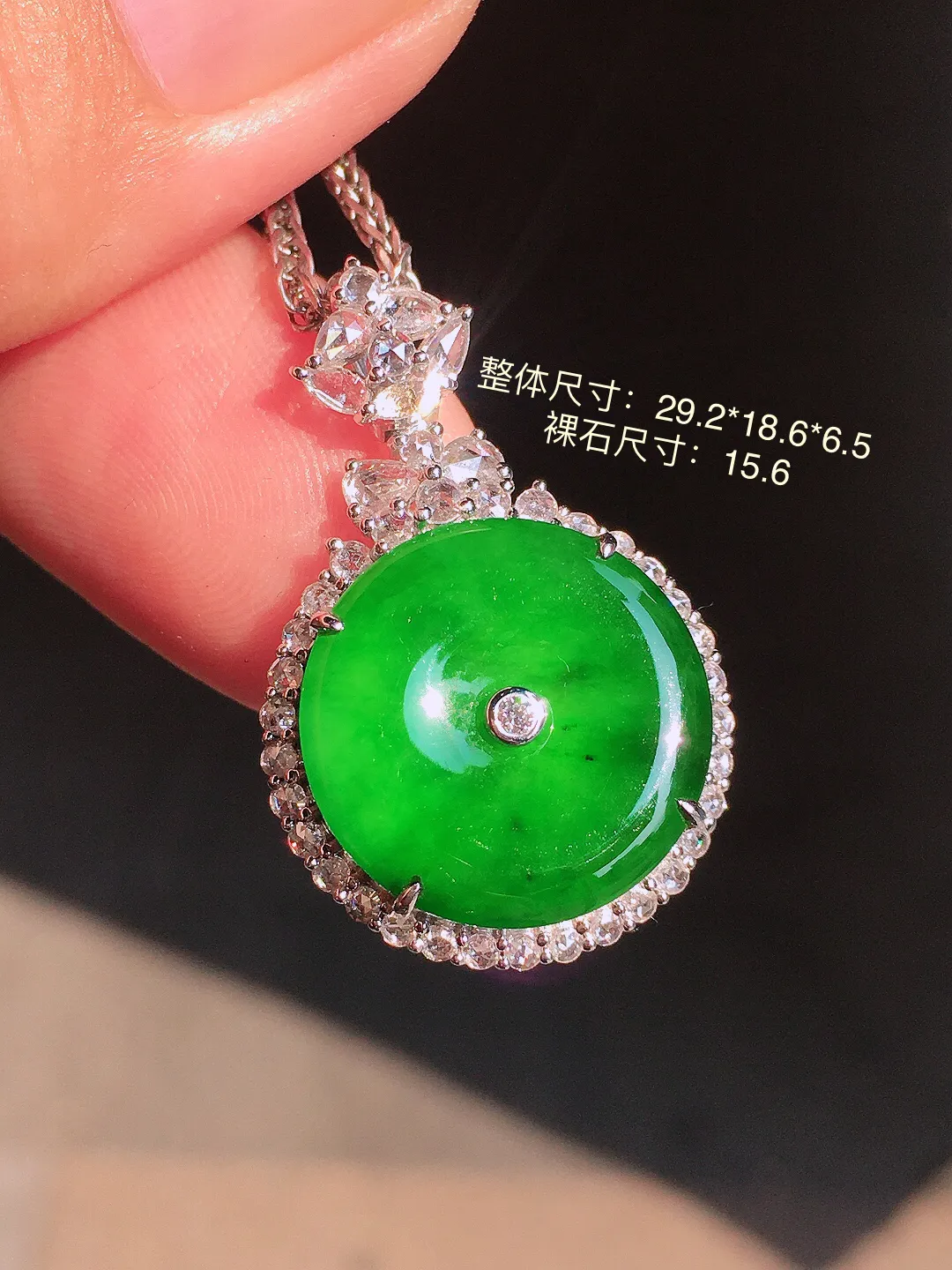 阳绿平安扣吊坠，色泽均匀艳丽，玉质细腻，荧光感超
强，饱满圆润，气质满满。18k
金豪华镶嵌