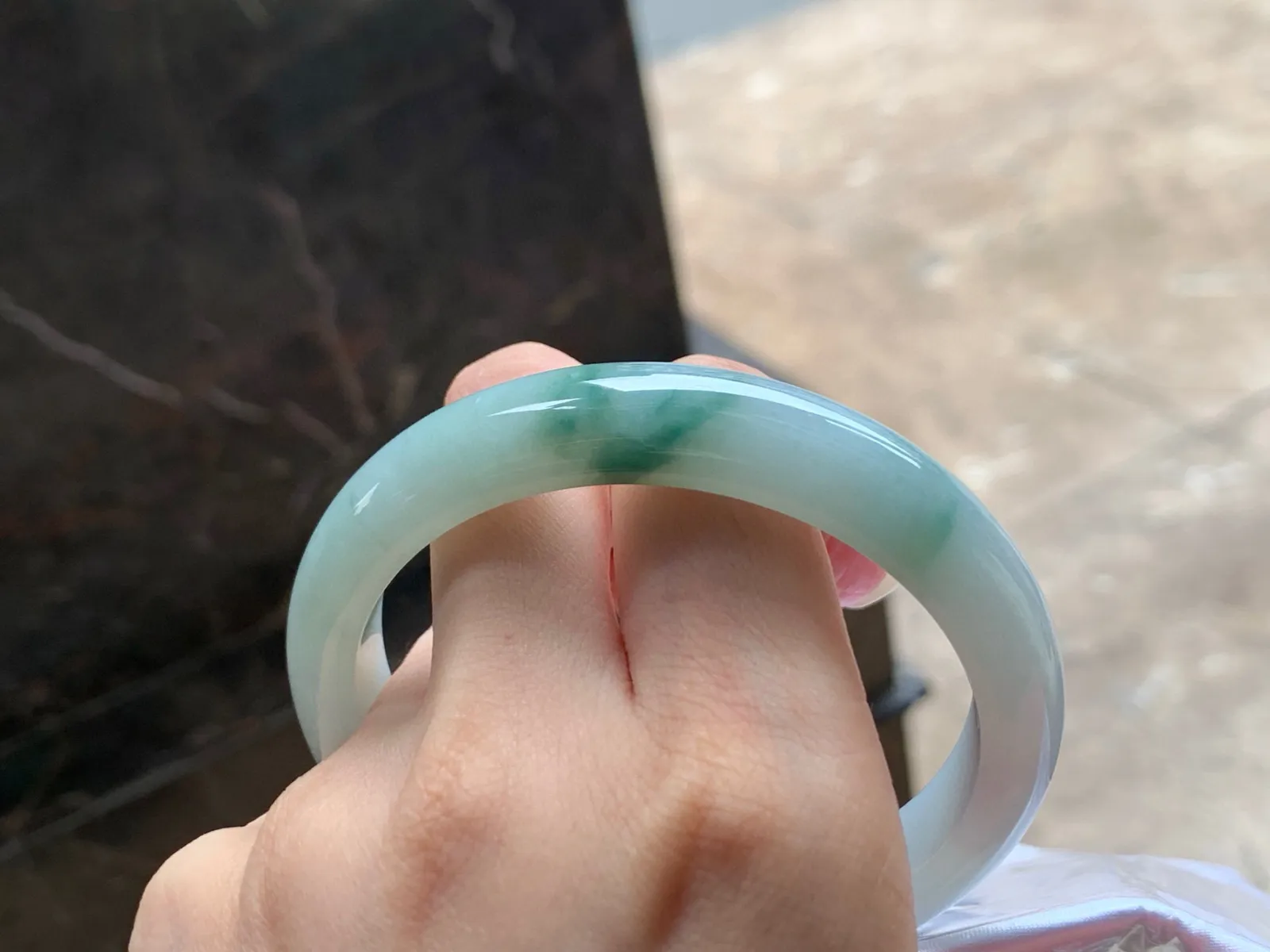 糯种飘花手镯
玉质细腻 60/12.2/8.2