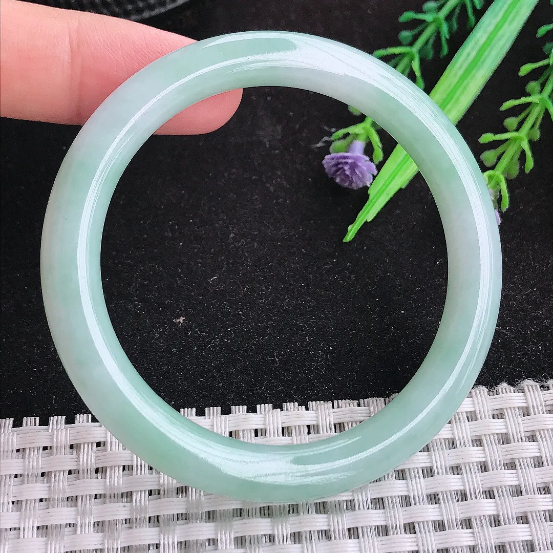 自然光56.5/7.9/8.2老坑秀气冰润浅绿色圆条手镯天然翡翠玉镯女款百搭