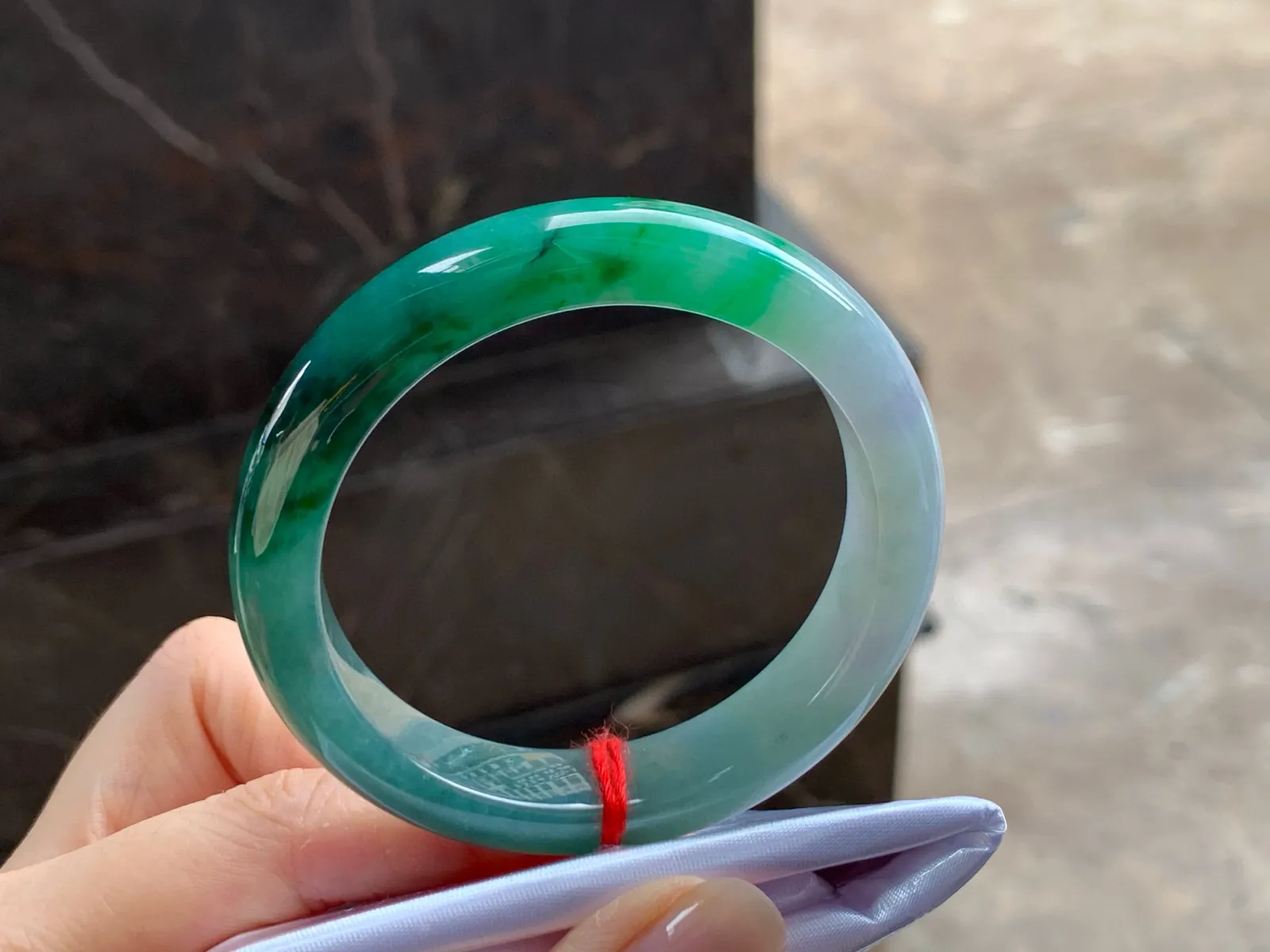 带色手镯
颜色漂亮 50.5/11.7/8mm