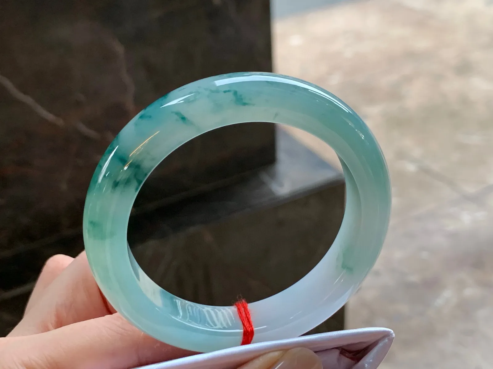 冰飘花手镯
水润54.5/12.3/9.2mm