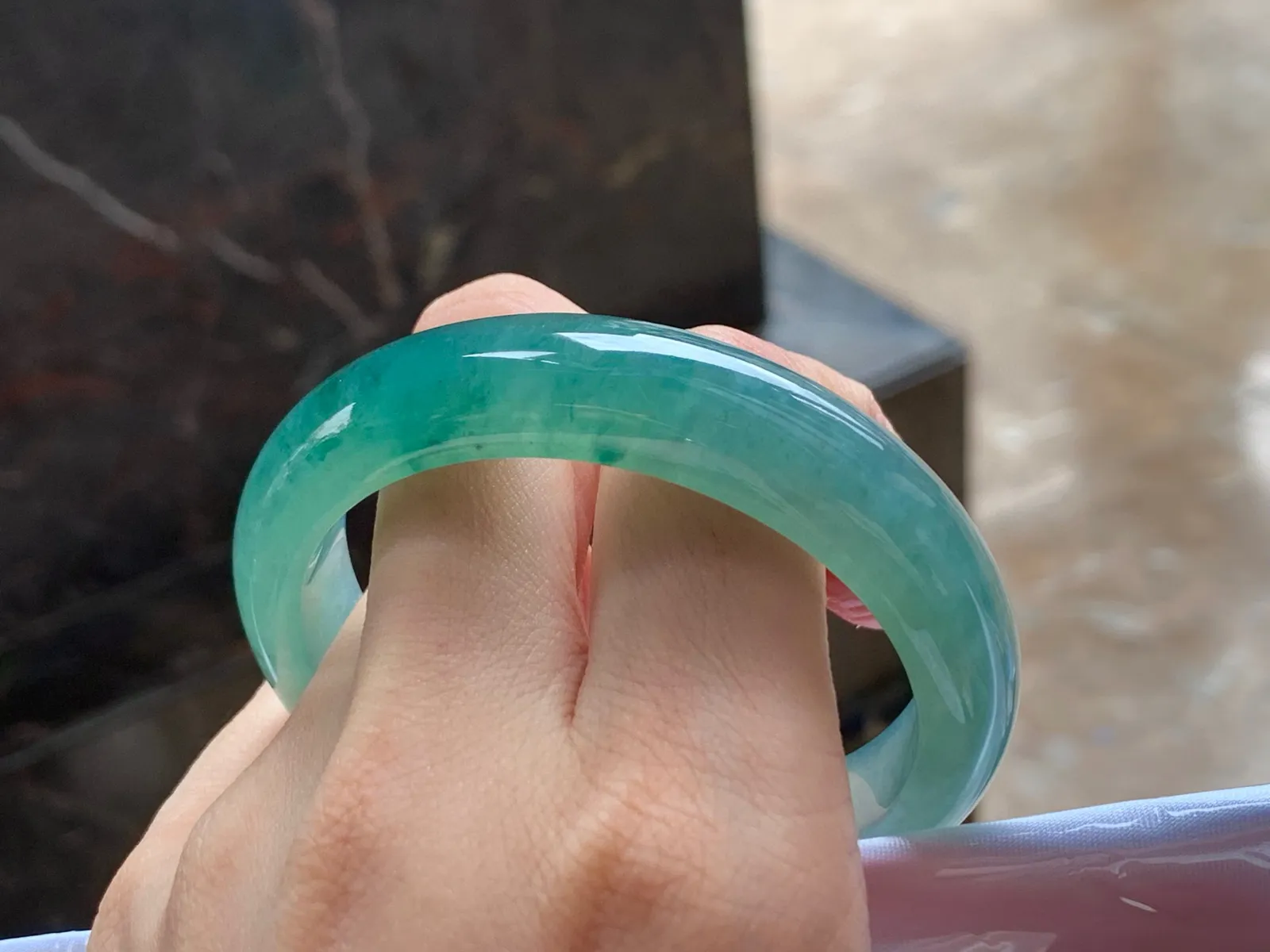 冰油青手镯
种好水足 53.7/12.8/8.2mm