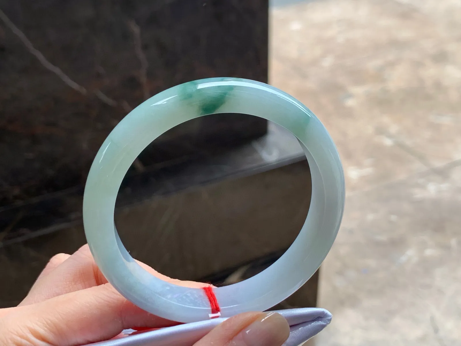 糯种飘花手镯
玉质细腻 60/12.2/8.2
