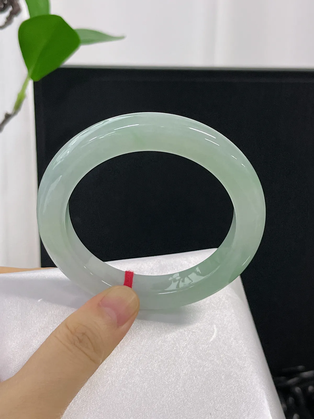 正圈53圈口，翡翠冰糯种淡绿色手镯