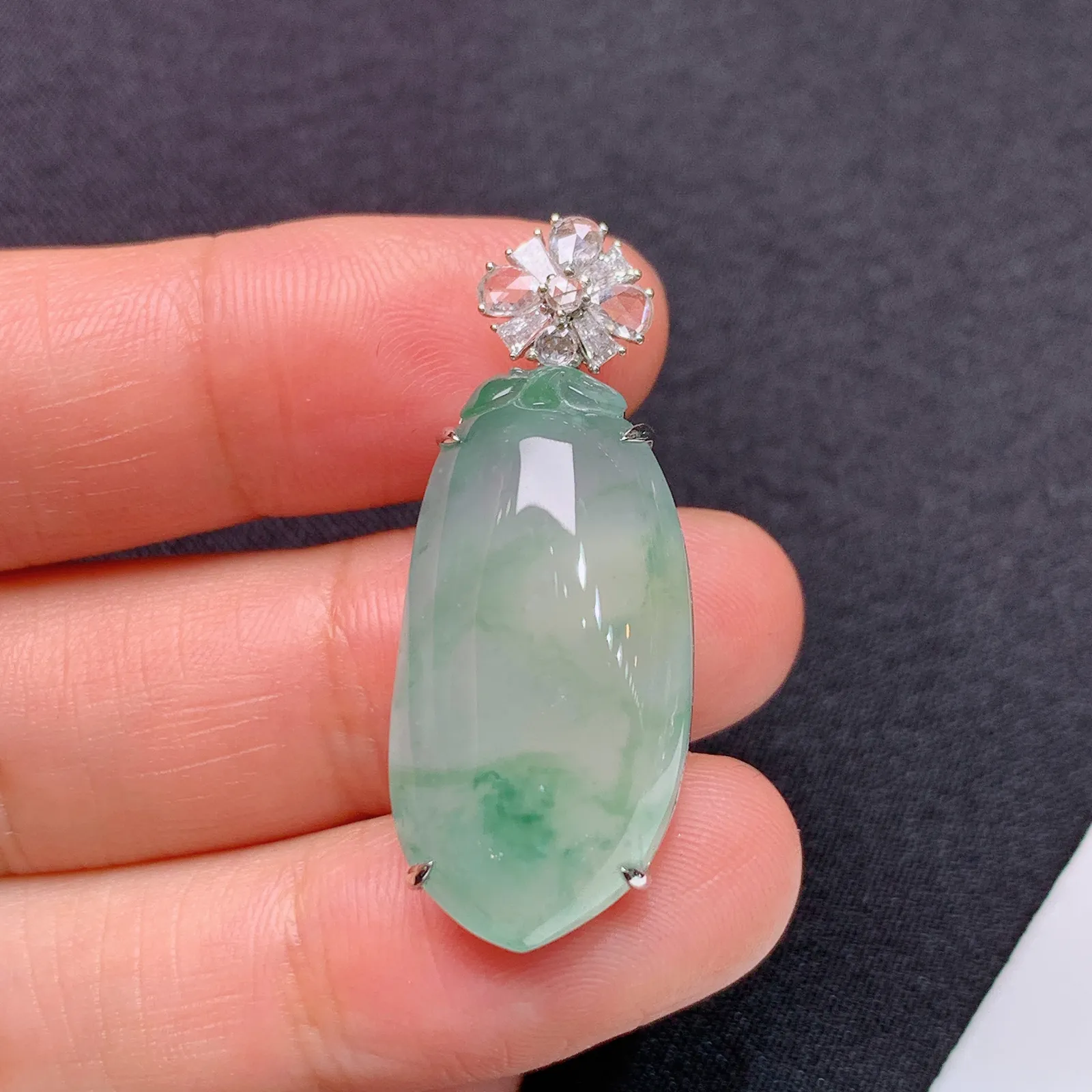 冰种飘花福瓜吊坠，18k金镶嵌，冰润饱满，玉质细腻，种水足 尺寸34.1*13.6*11
