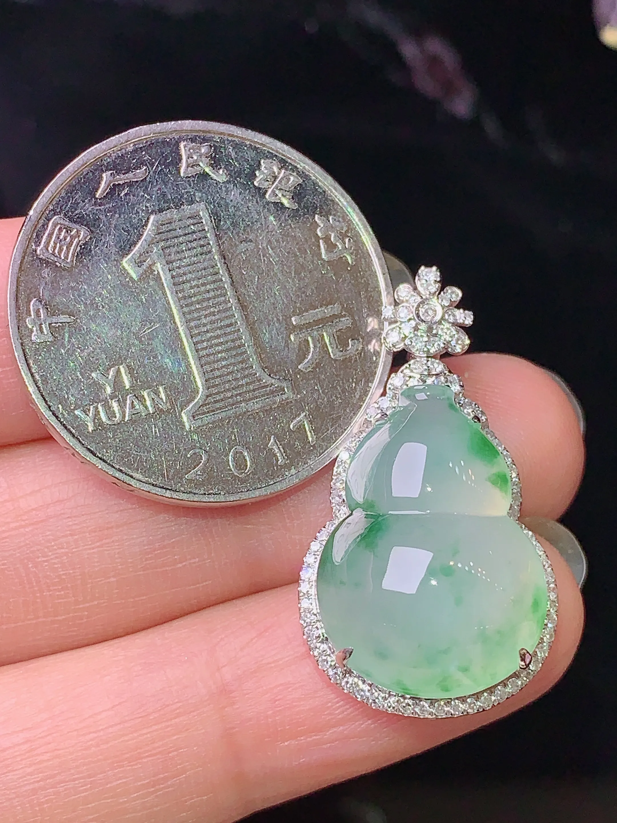 18k金钻镶嵌冰种飘绿葫芦吊坠 玉质细腻 色泽清新艳丽 整体尺寸28.8*15.8*9.5