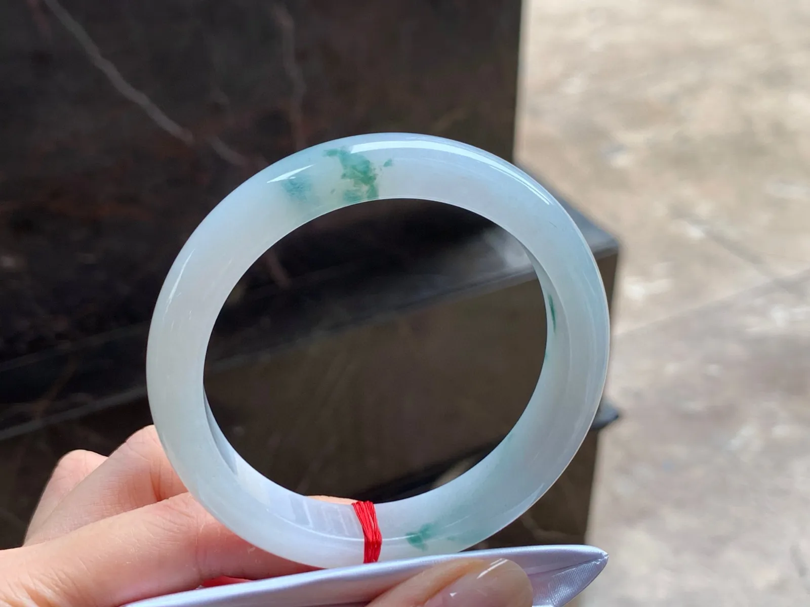 糯种飘花手镯
水润清爽 56.2/12.3/8