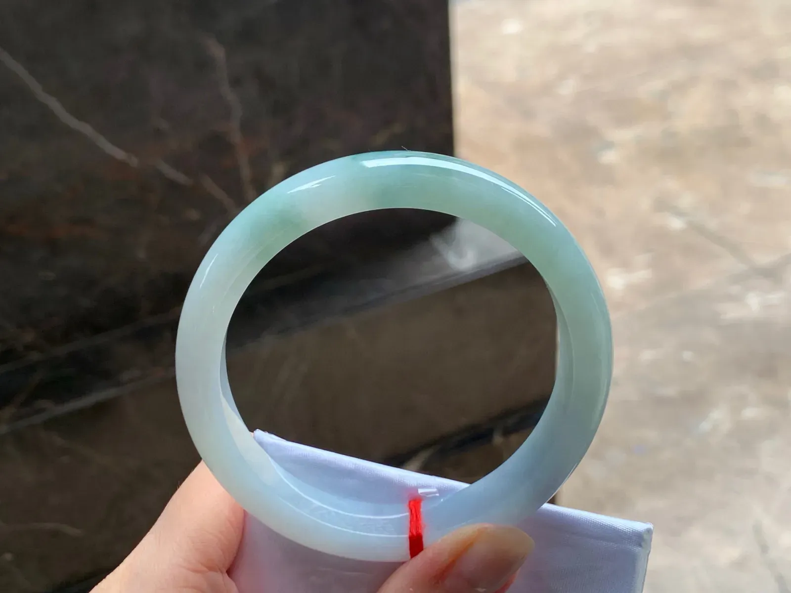 糯种飘花手镯
玉质细腻 60/12.2/8.2