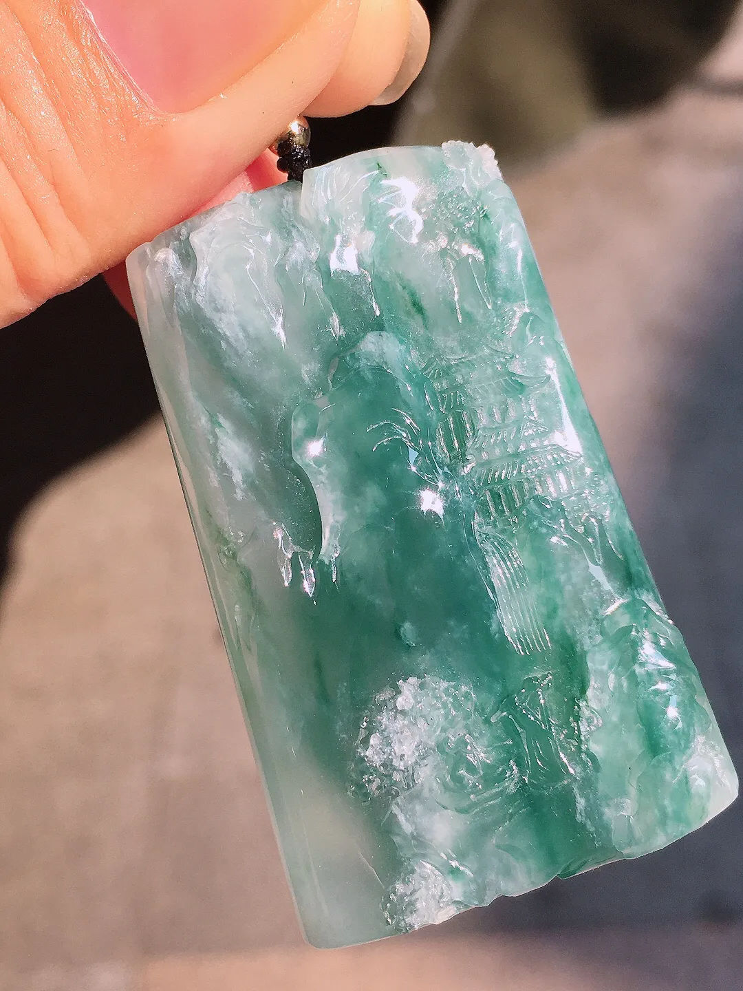 蓝水山水牌吊坠，色泽艳丽，玉质细腻，荧光感超
强，饱满圆润，气质满满