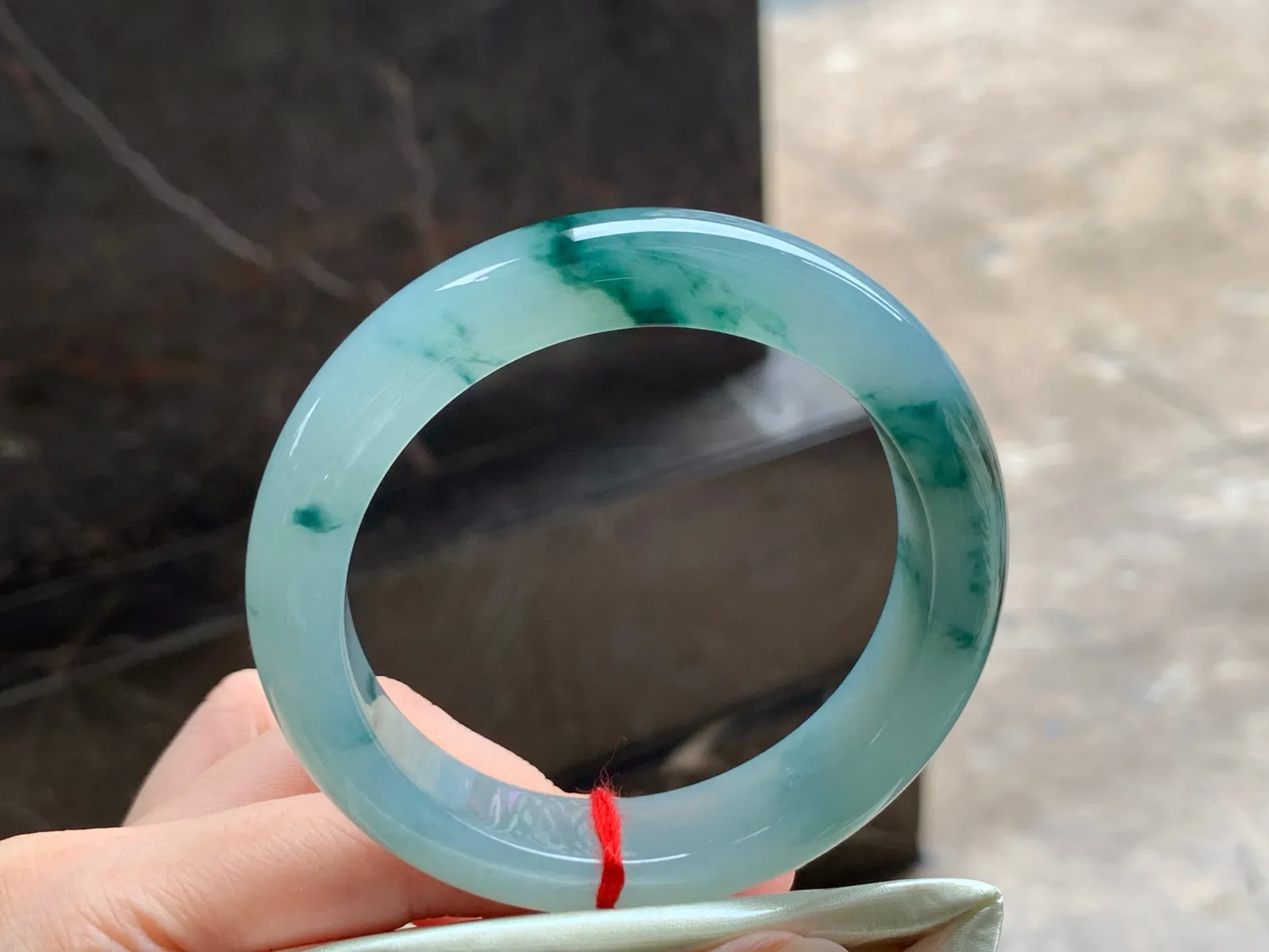 冰飘花手镯
种好水润 54.5/12.4/9.1mm