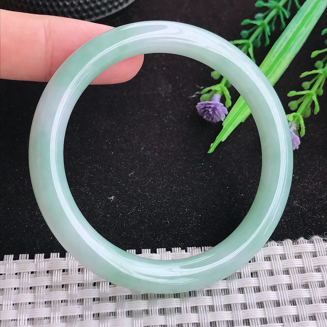 自然光56.5/7.9/8.2老坑秀气冰润浅绿色圆条手镯天然翡翠玉镯女款百搭