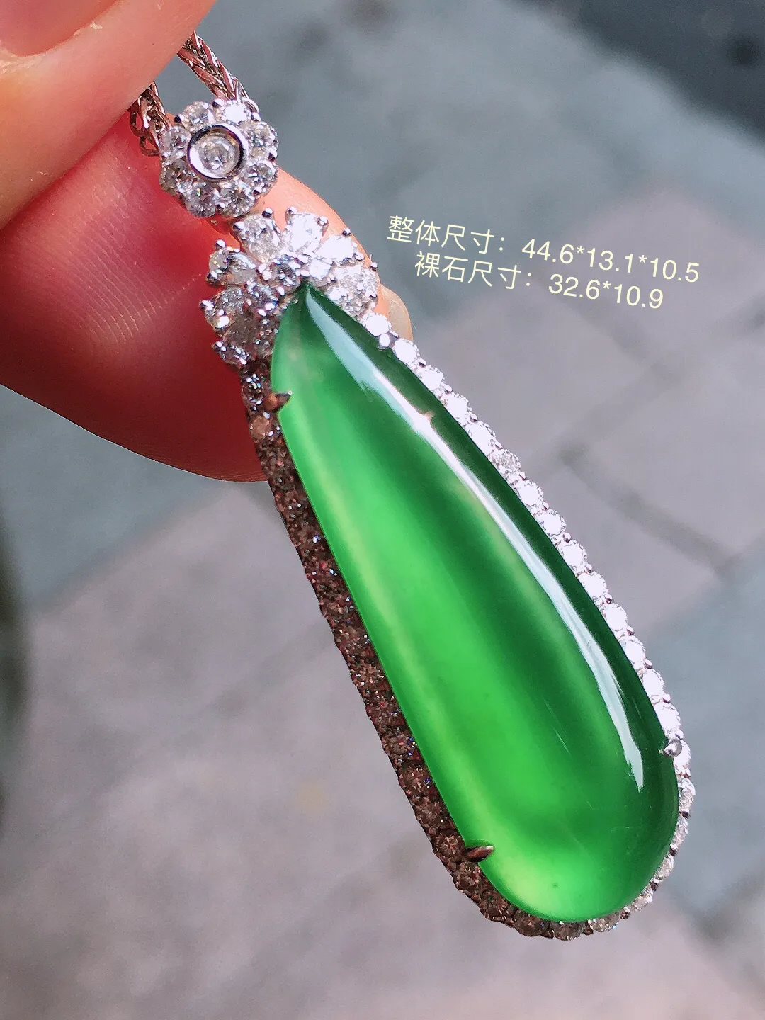 冰绿福瓜吊坠，色泽均匀艳丽，玉质细腻，荧光感超
强，饱满圆润，气质满满。18k
金豪华镶嵌