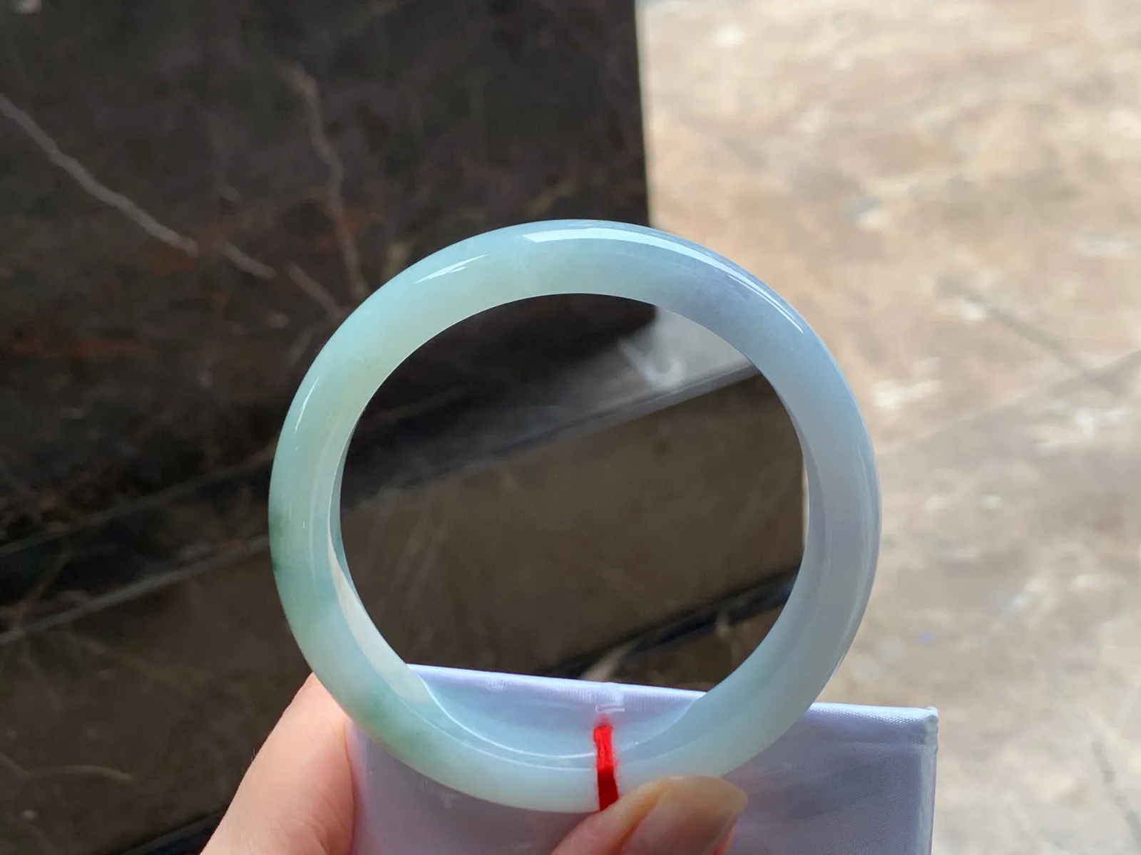 糯种飘花手镯
玉质细腻 60/12.2/8.2
